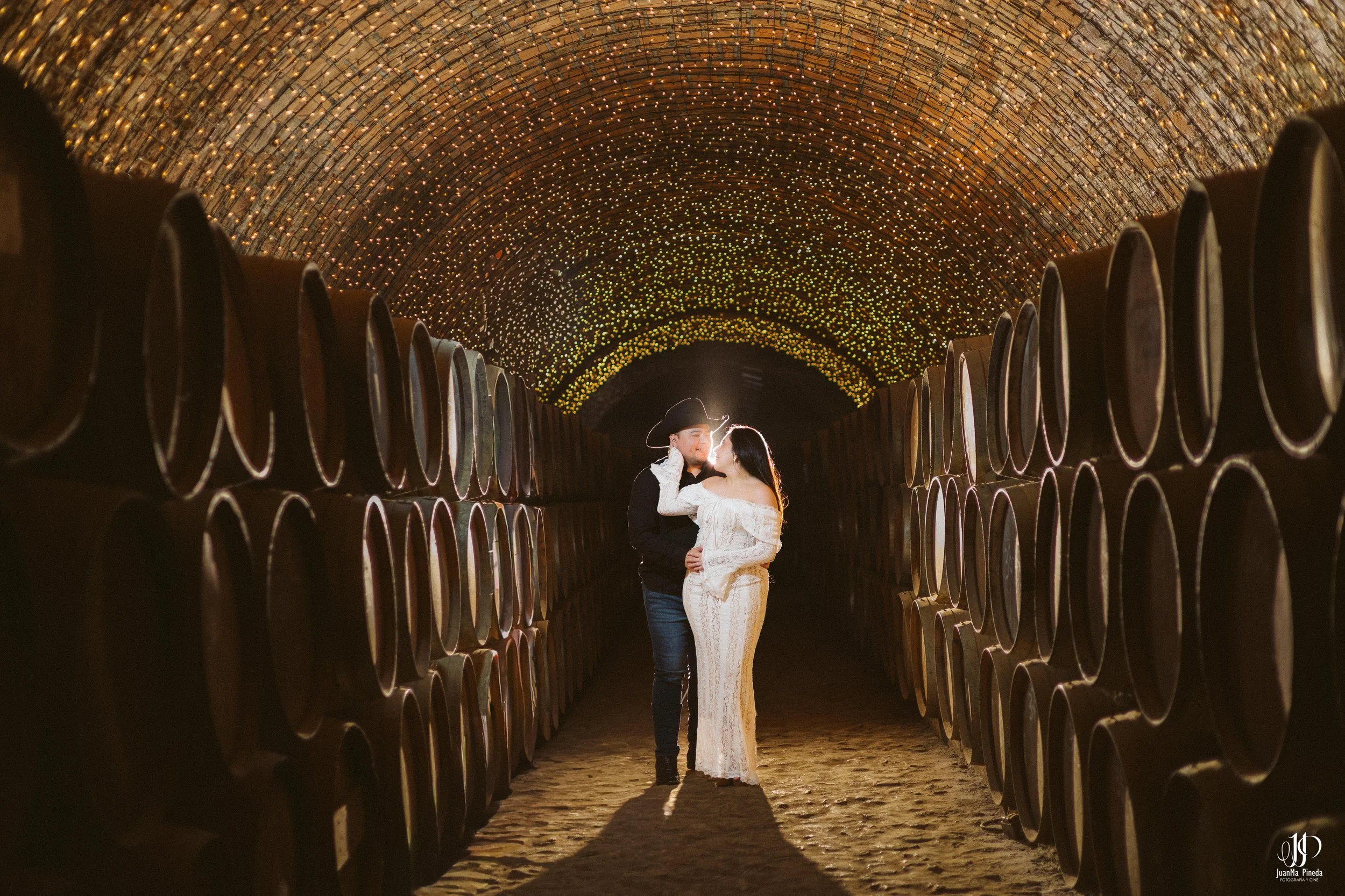 Amor en Tequila, Jal.: Sesión de Fotos Save The Date en la fábrica tequilera Tequila Tres Mujeres