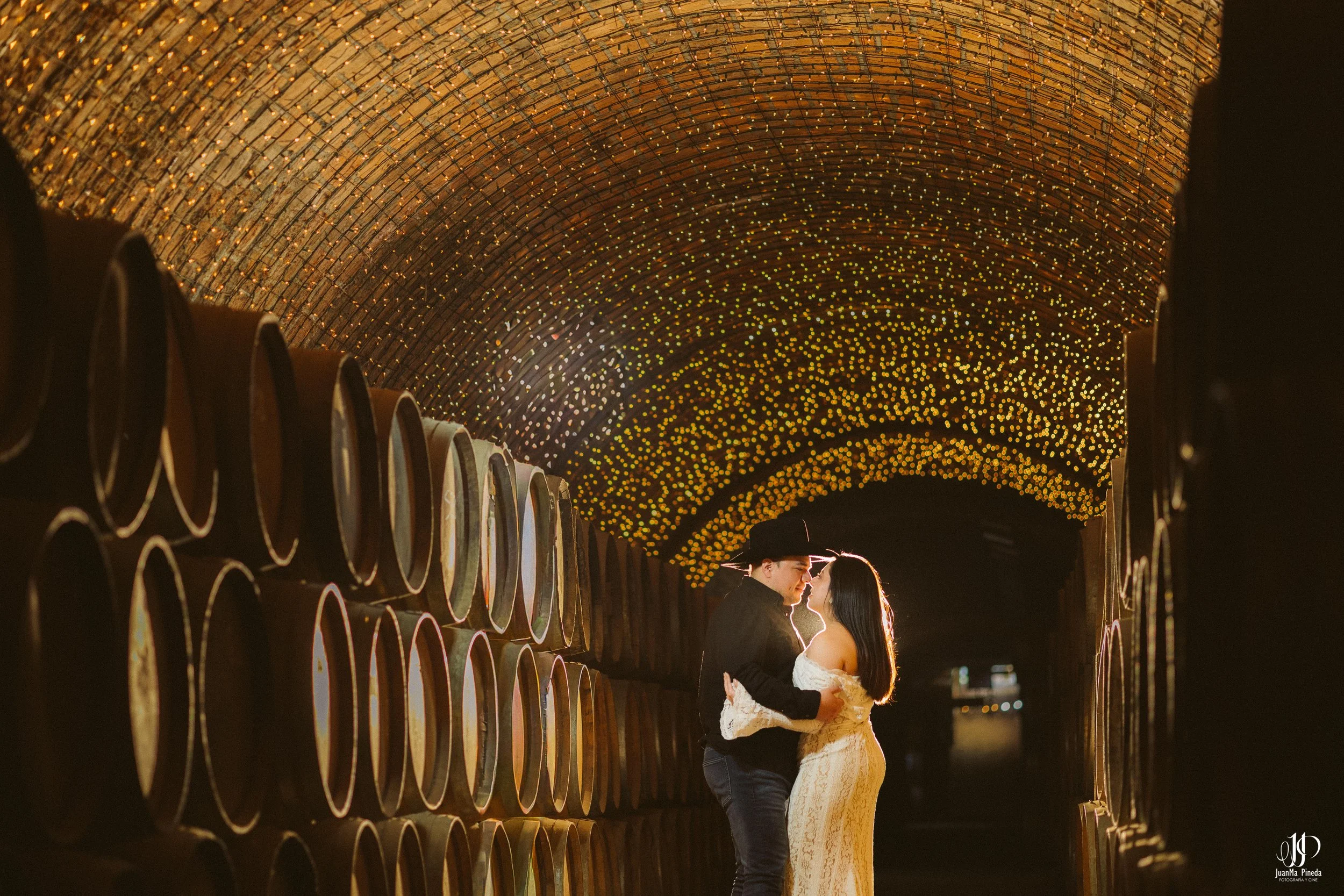 Amor en Tequila, Jal.: Sesión de Fotos Save The Date en la fábrica tequilera Tequila Tres Mujeres