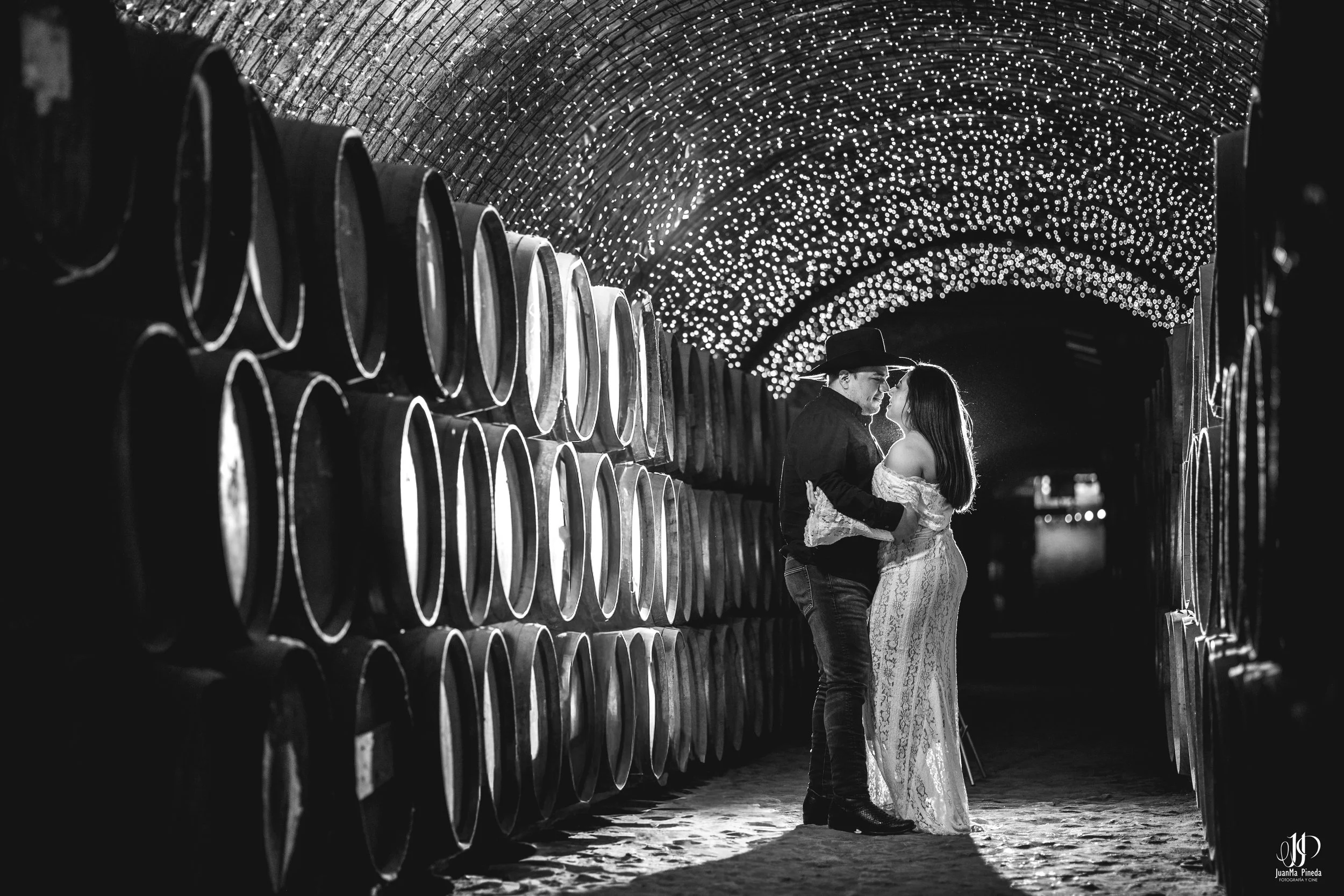 Amor en Tequila, Jal.: Sesión de Fotos Save The Date en la fábrica tequilera Tequila Tres Mujeres