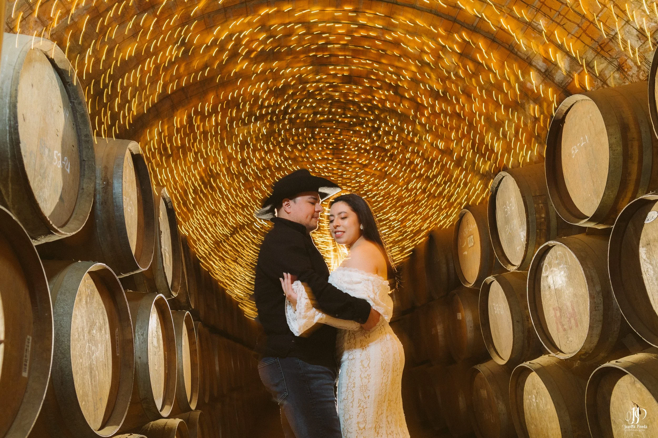 Amor en Tequila, Jal.: Sesión de Fotos Save The Date en la fábrica tequilera Tequila Tres Mujeres