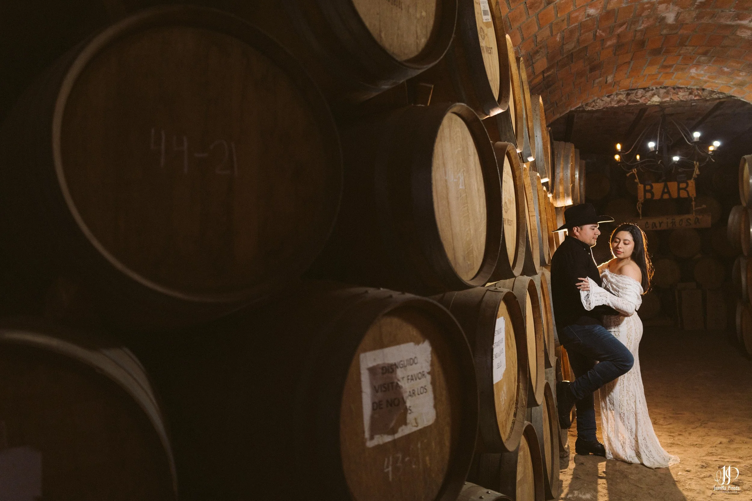 Amor en Tequila, Jal.: Sesión de Fotos Save The Date en la fábrica tequilera Tequila Tres Mujeres