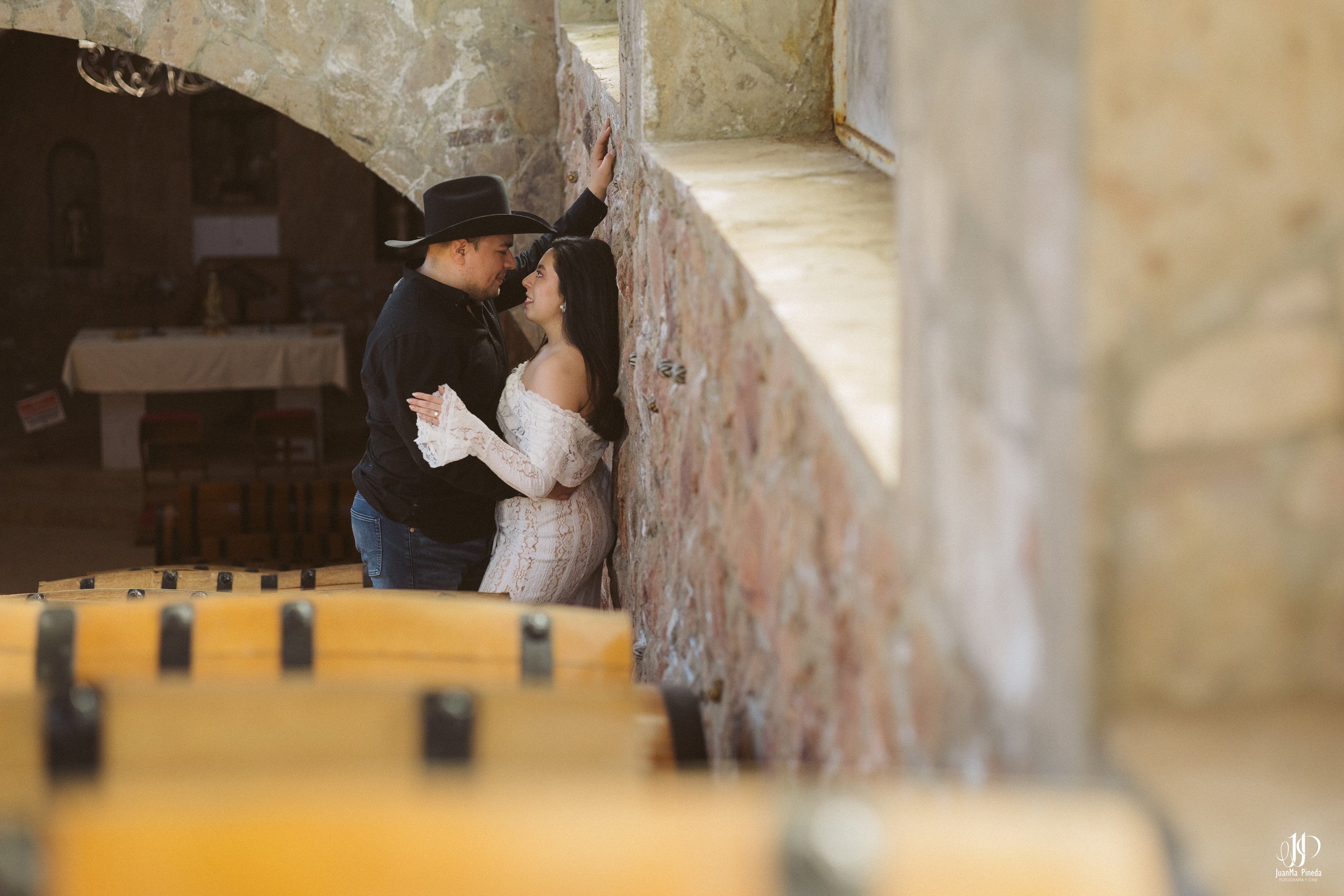 Amor en Tequila, Jal.: Sesión de Fotos Save The Date en la fábrica tequilera Tequila Tres Mujeres