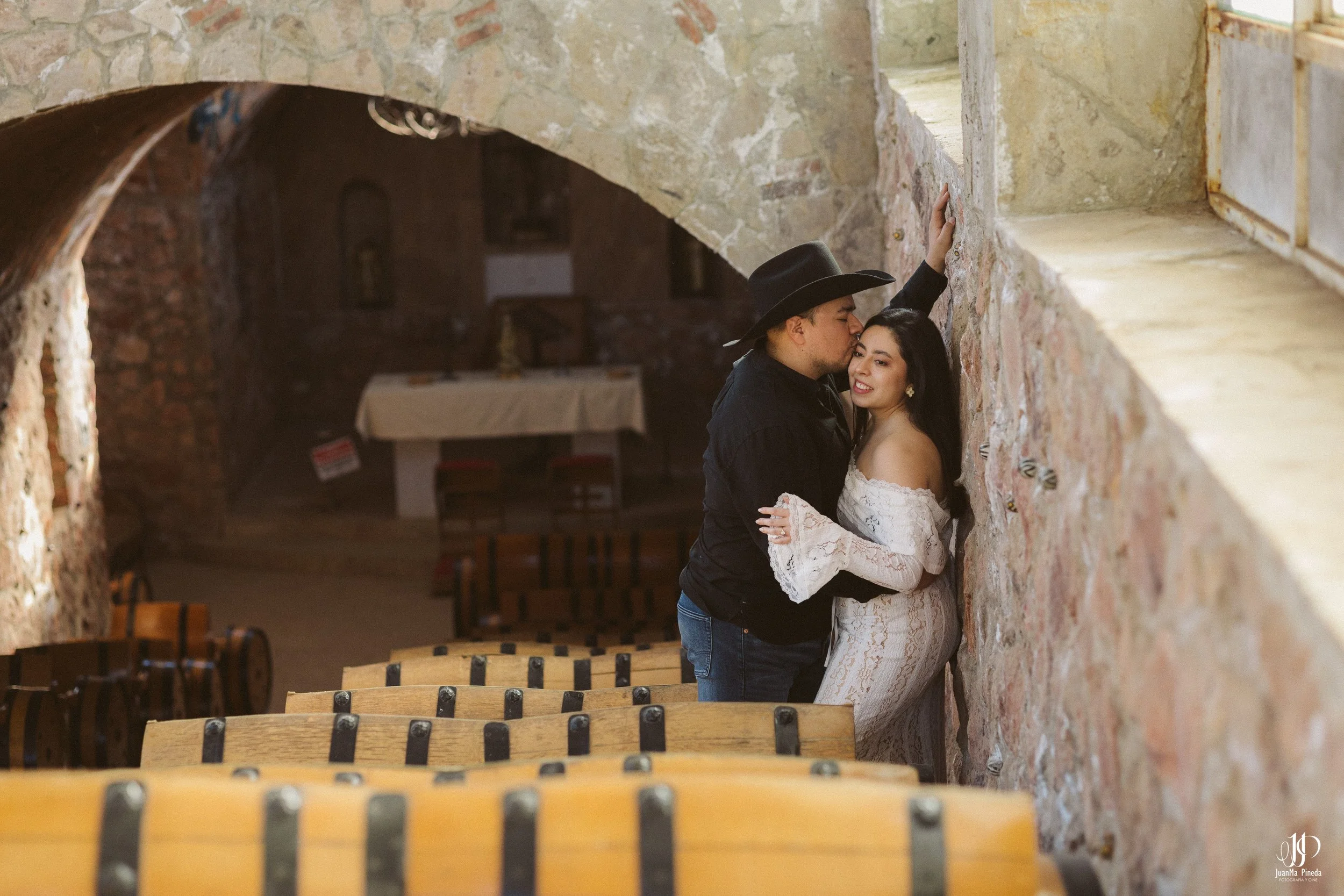 Amor en Tequila, Jal.: Sesión de Fotos Save The Date en la fábrica tequilera Tequila Tres Mujeres