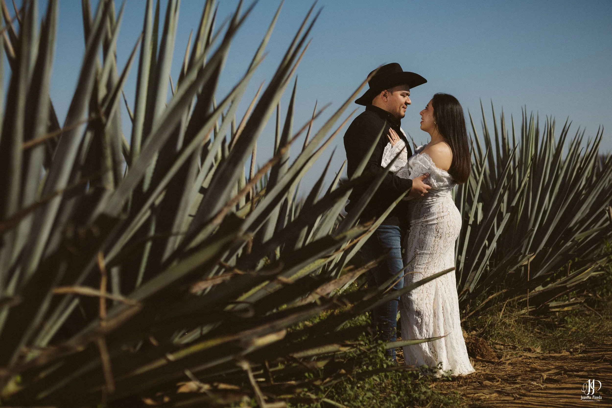 Amor en Tequila, Jal.: Sesión de Fotos Save The Date en la fábrica tequilera Tequila Tres Mujeres