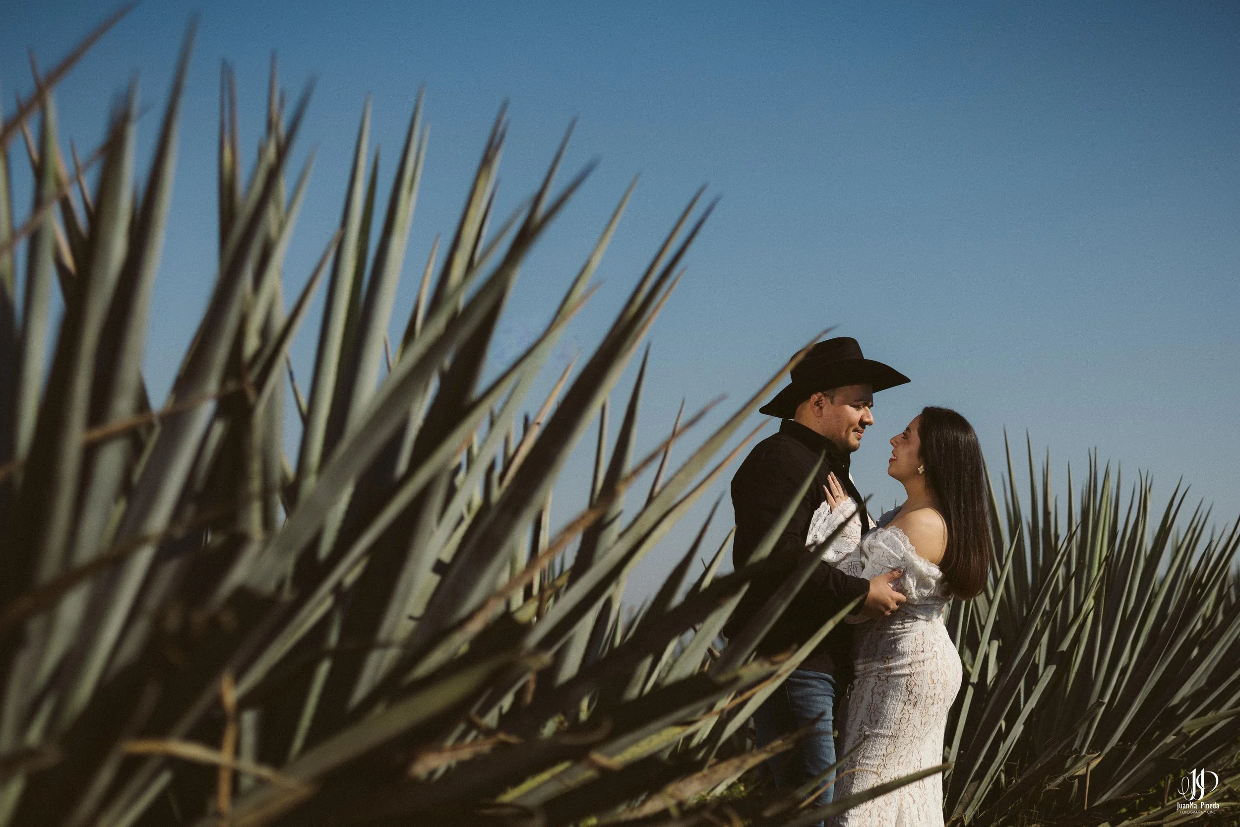 Amor en Tequila, Jal.: Sesión de Fotos Save The Date en la fábrica tequilera Tequila Tres Mujeres