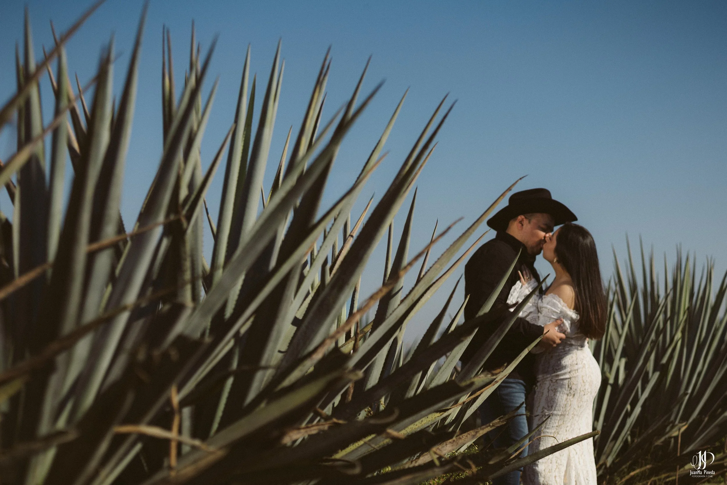 Amor en Tequila, Jal.: Sesión de Fotos Save The Date en la fábrica tequilera Tequila Tres Mujeres