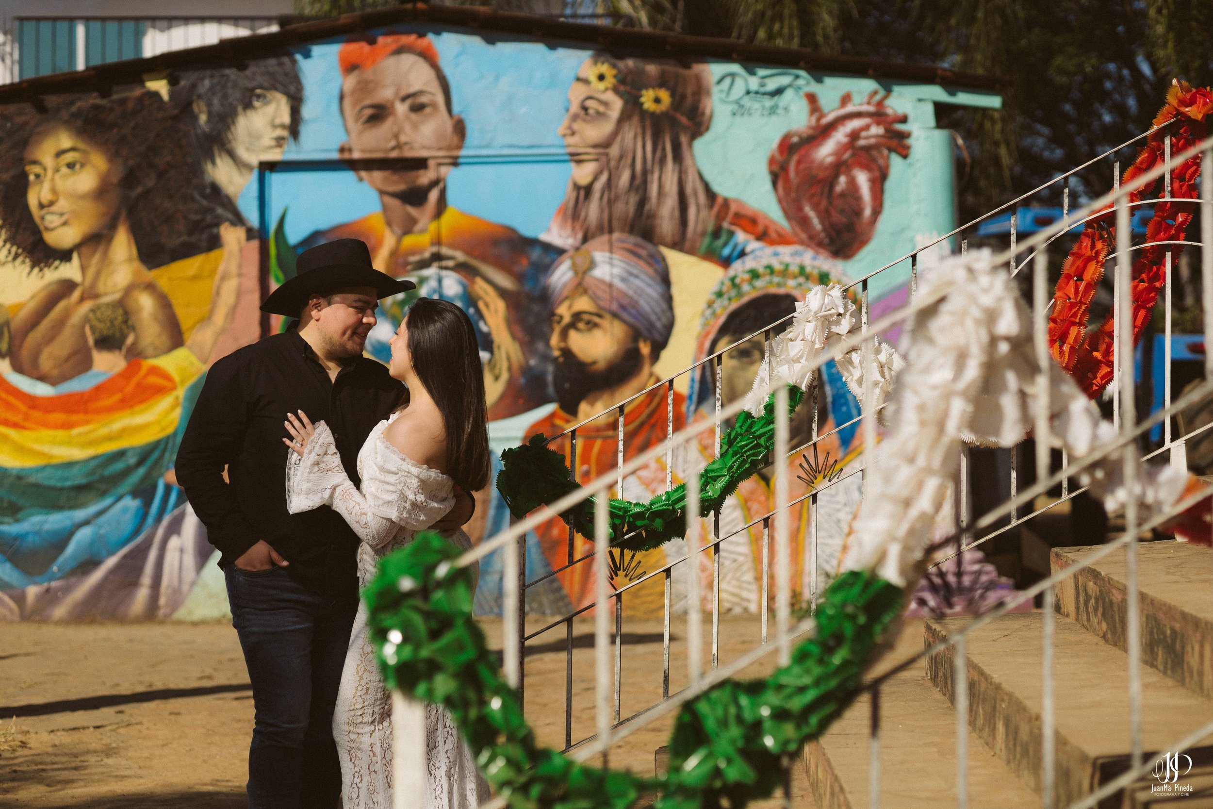 Amor en Tequila, Jal.: Sesión de Fotos Save The Date en la fábrica tequilera Tequila Tres Mujeres