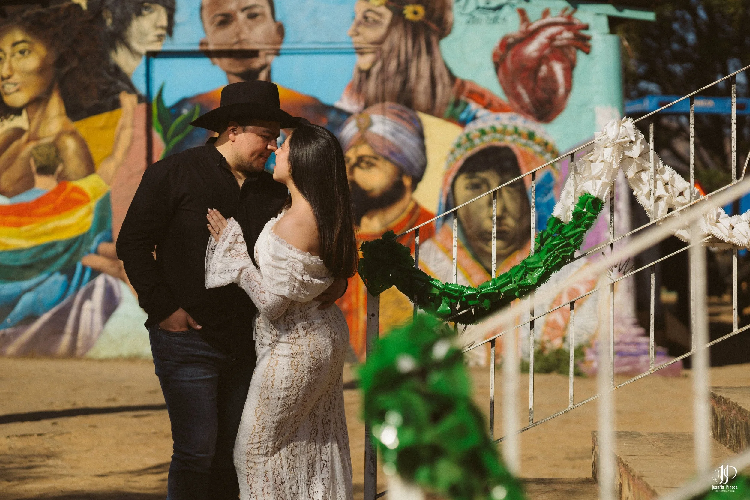 Amor en Tequila, Jal.: Sesión de Fotos Save The Date en la fábrica tequilera Tequila Tres Mujeres