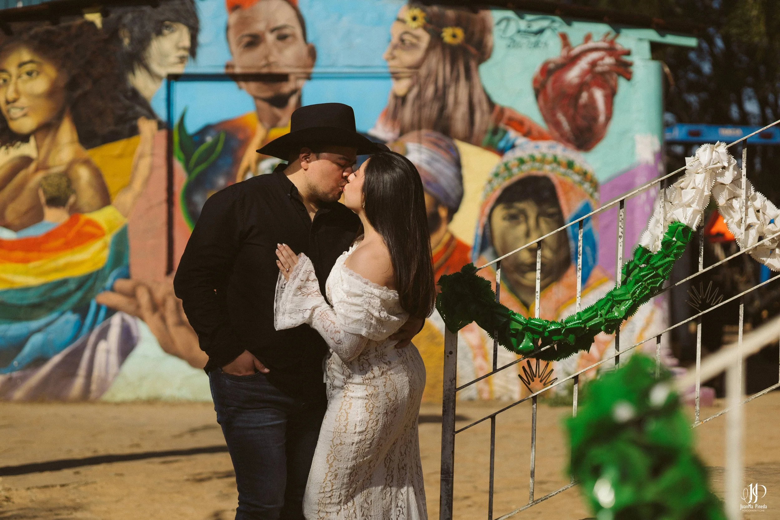 Amor en Tequila, Jal.: Sesión de Fotos Save The Date en la fábrica tequilera Tequila Tres Mujeres