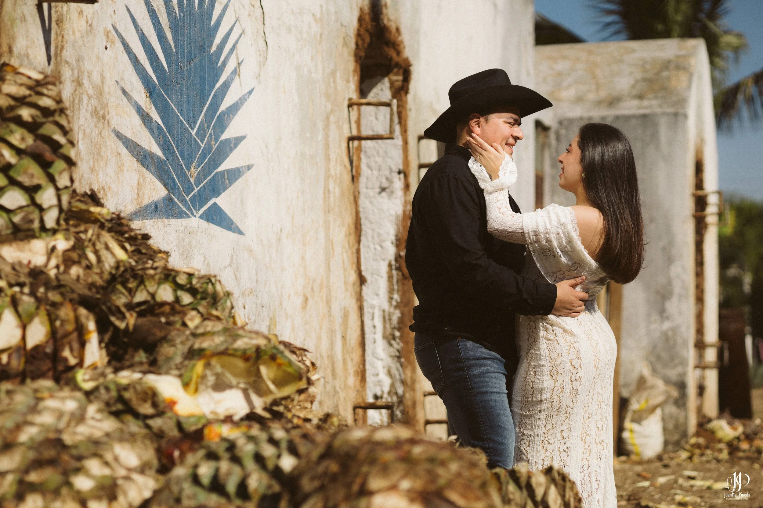 Amor en Tequila, Jal.: Sesión de Fotos Save The Date en la fábrica tequilera Tequila Tres Mujeres