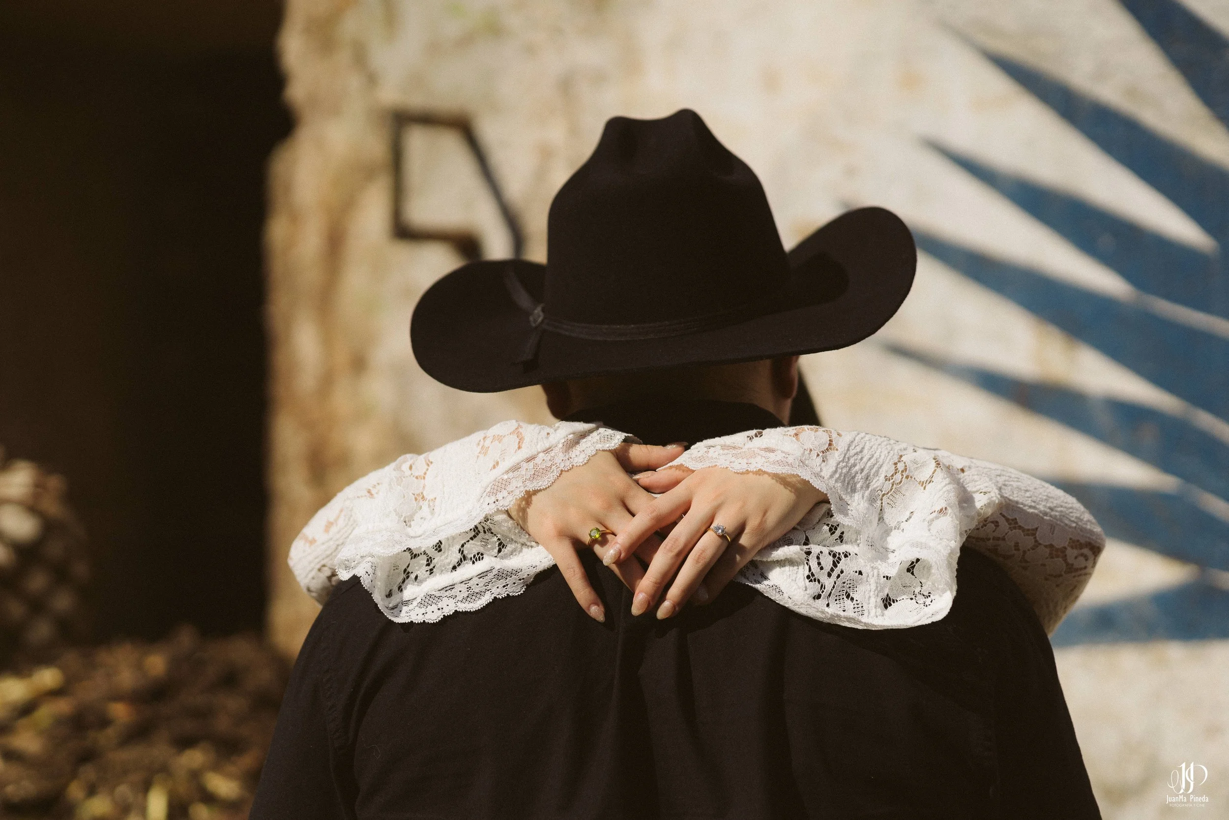 Amor en Tequila, Jal.: Sesión de Fotos Save The Date en la fábrica tequilera Tequila Tres Mujeres