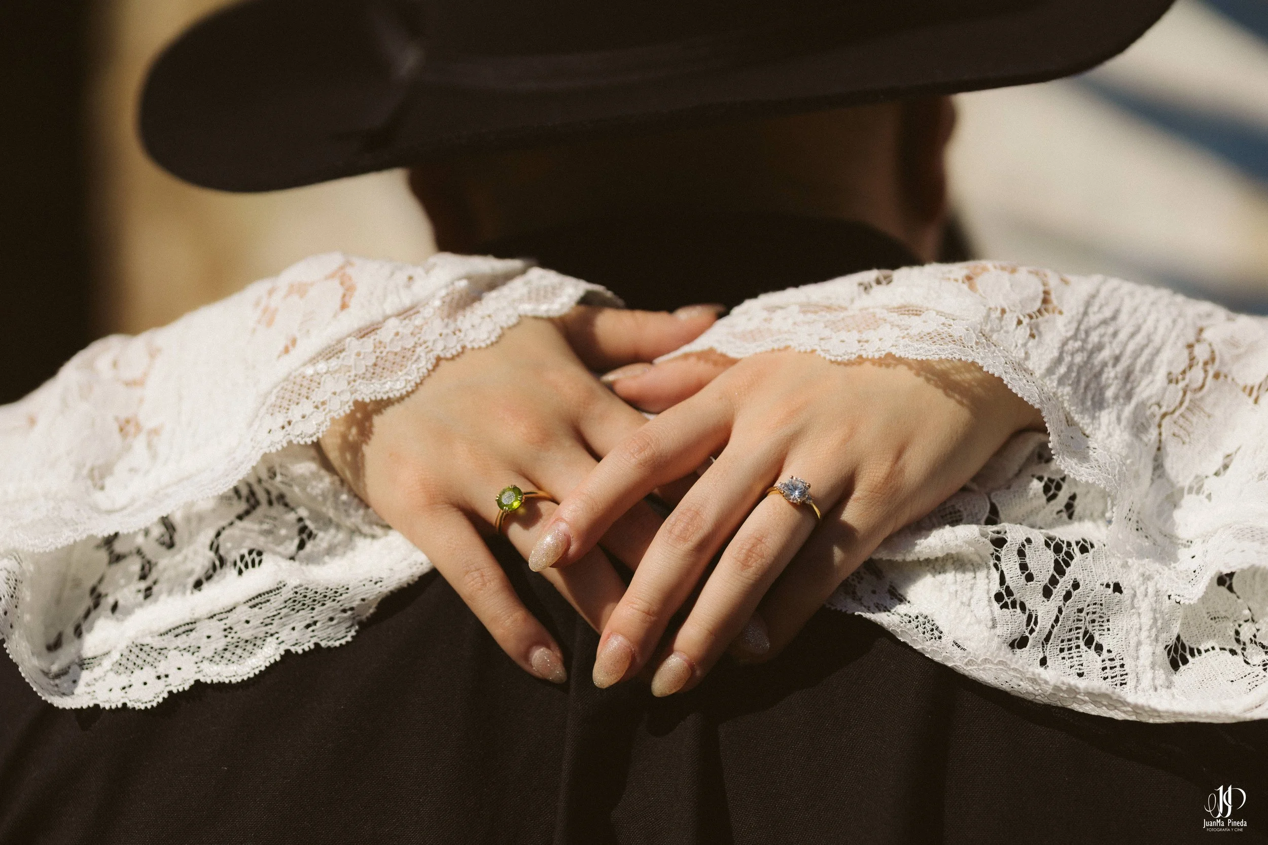 Amor en Tequila, Jal.: Sesión de Fotos Save The Date en la fábrica tequilera Tequila Tres Mujeres