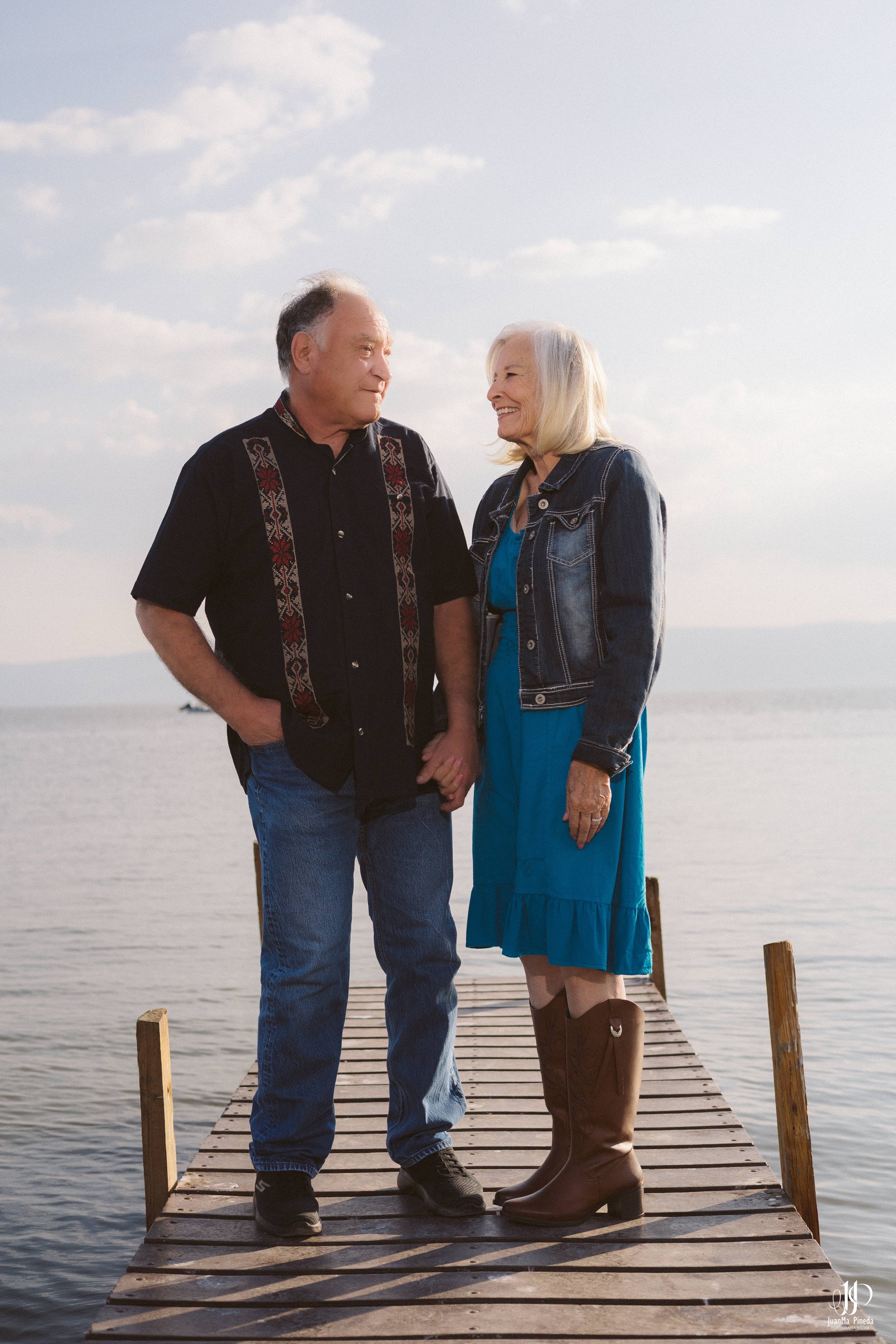 Family ties by the Lake: A Chapala Pier Photo Session 🌅