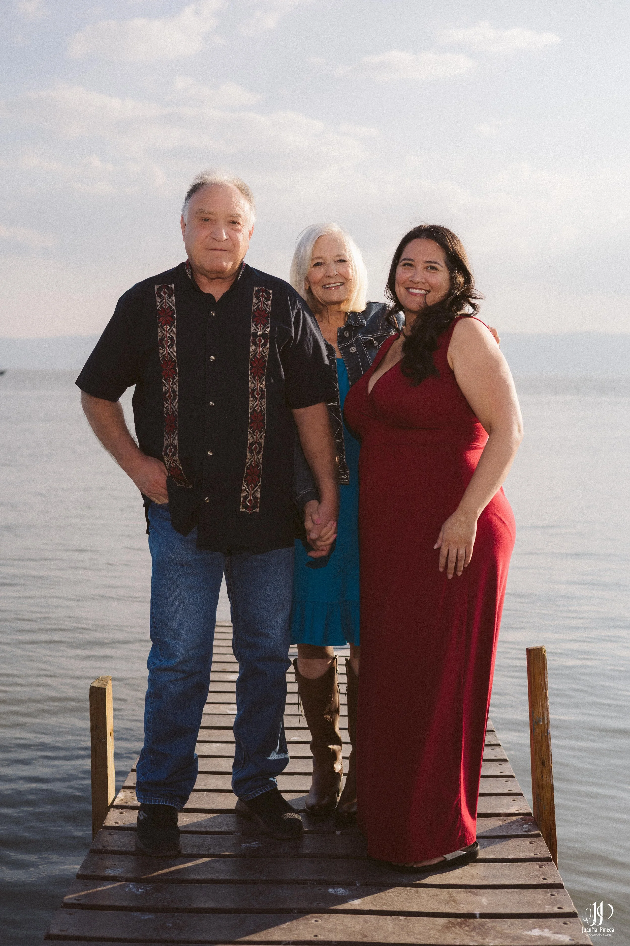 Family ties by the Lake: A Chapala Pier Photo Session 🌅