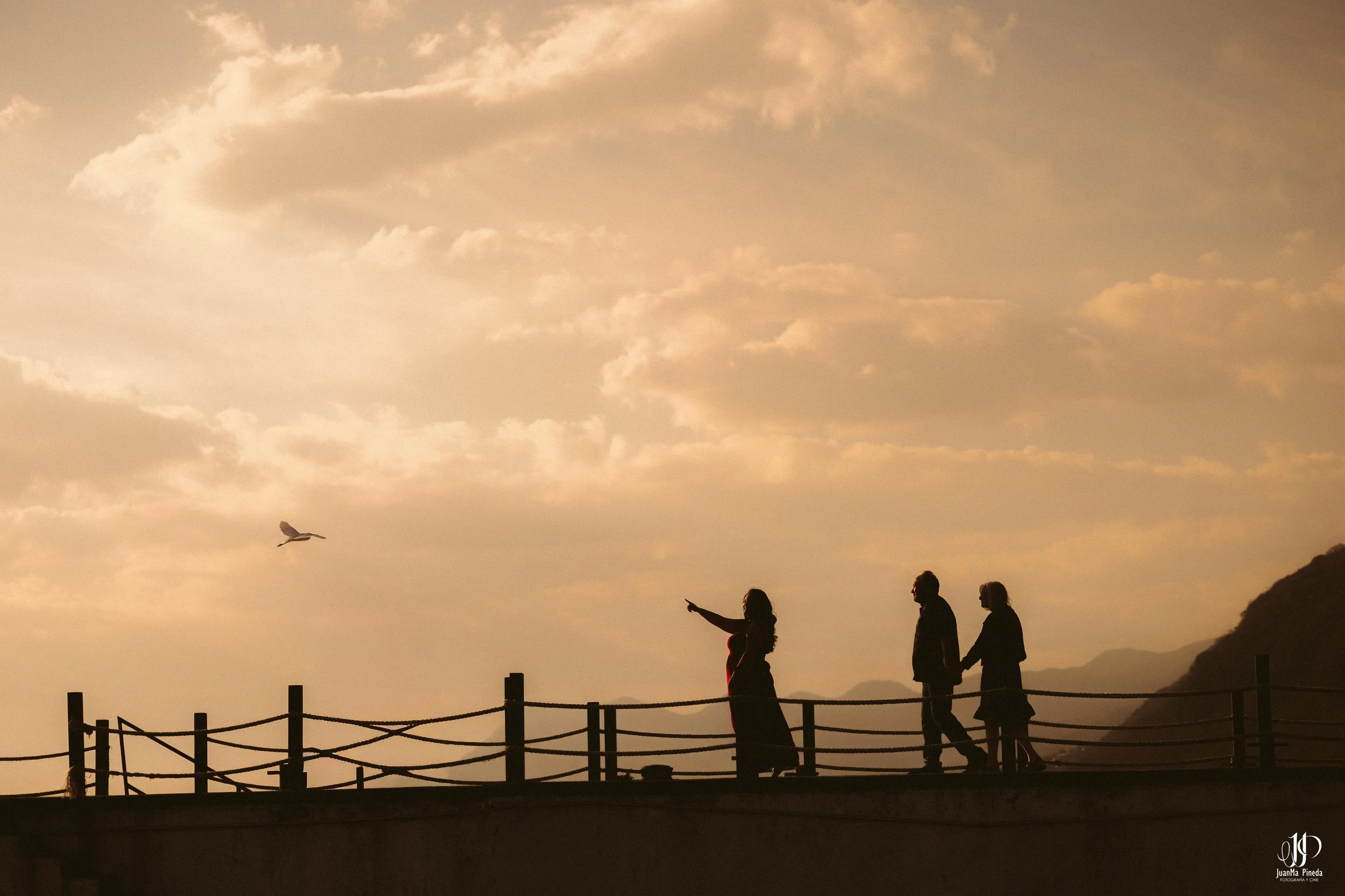 Family ties by the Lake: A Chapala Pier Photo Session 🌅