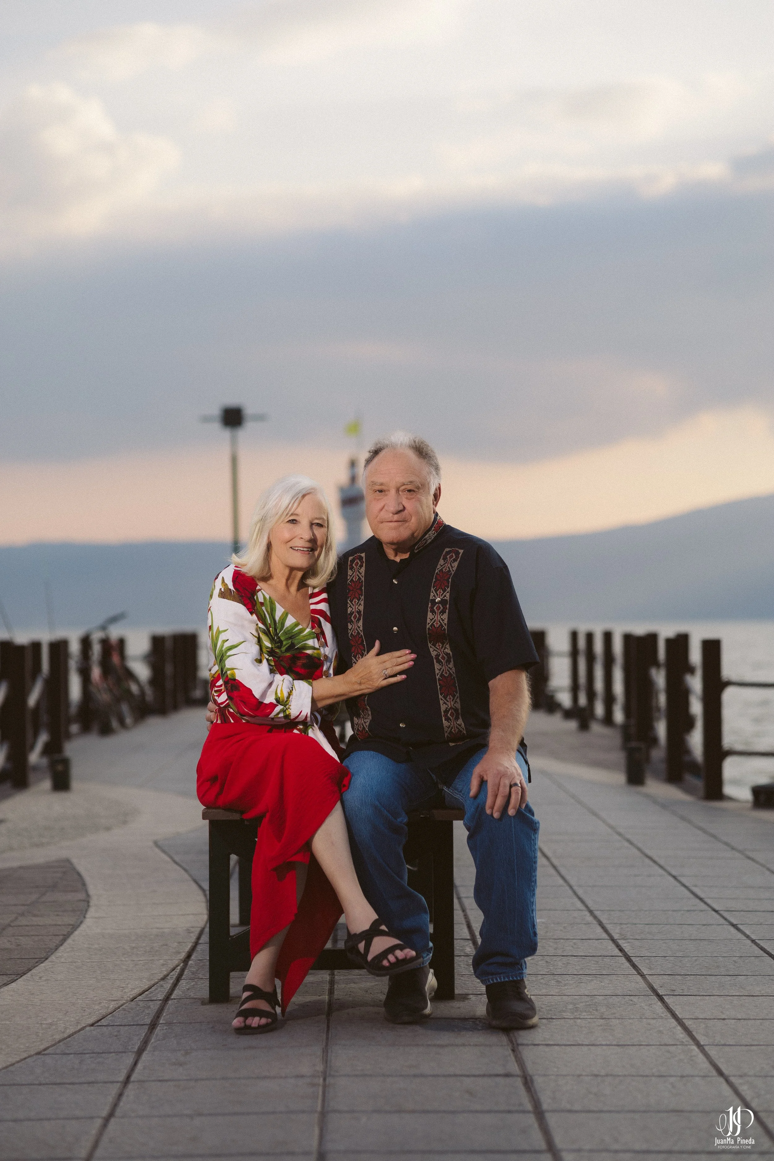 Family ties by the Lake: A Chapala Pier Photo Session 🌅