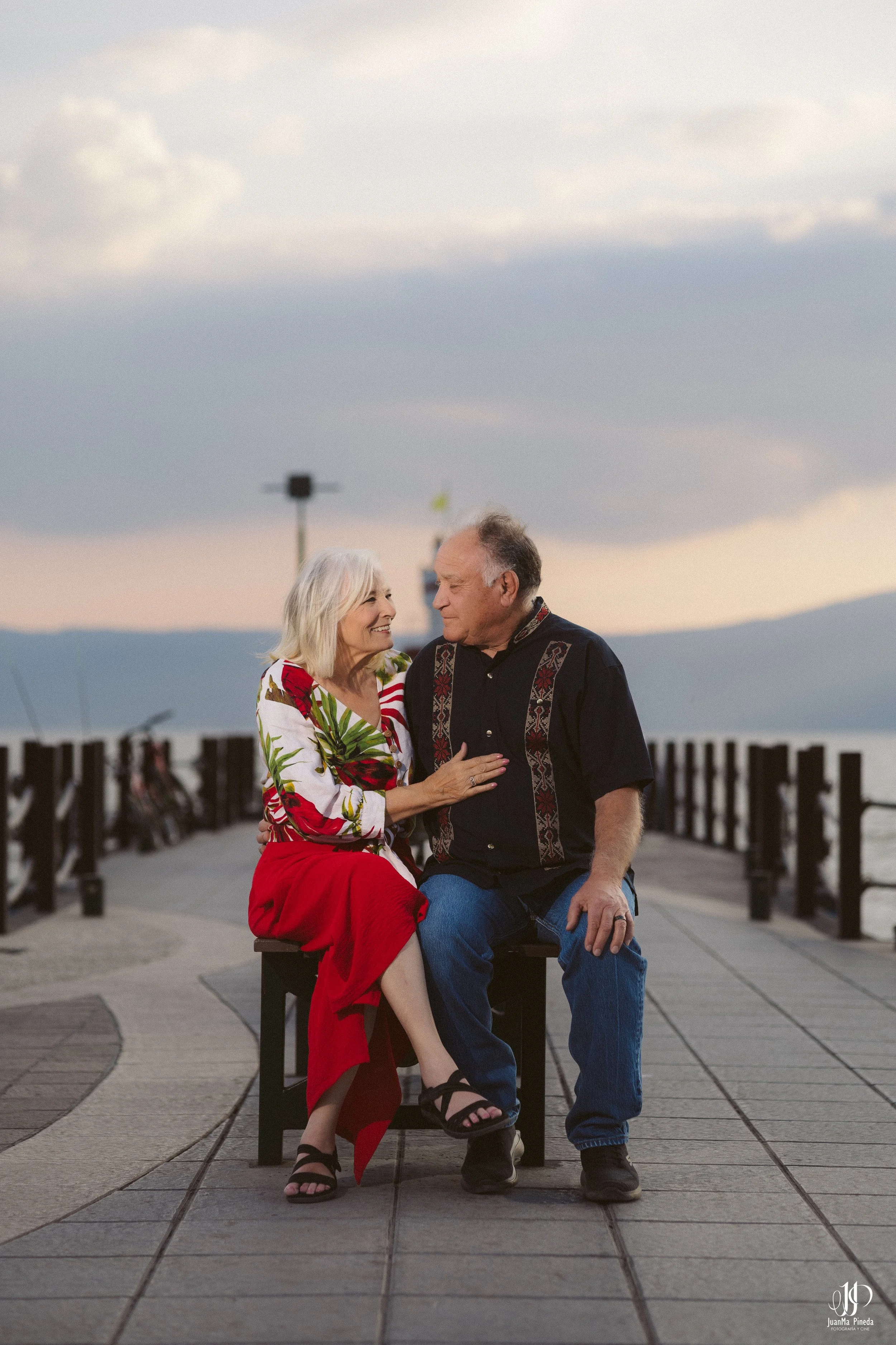 Family ties by the Lake: A Chapala Pier Photo Session 🌅