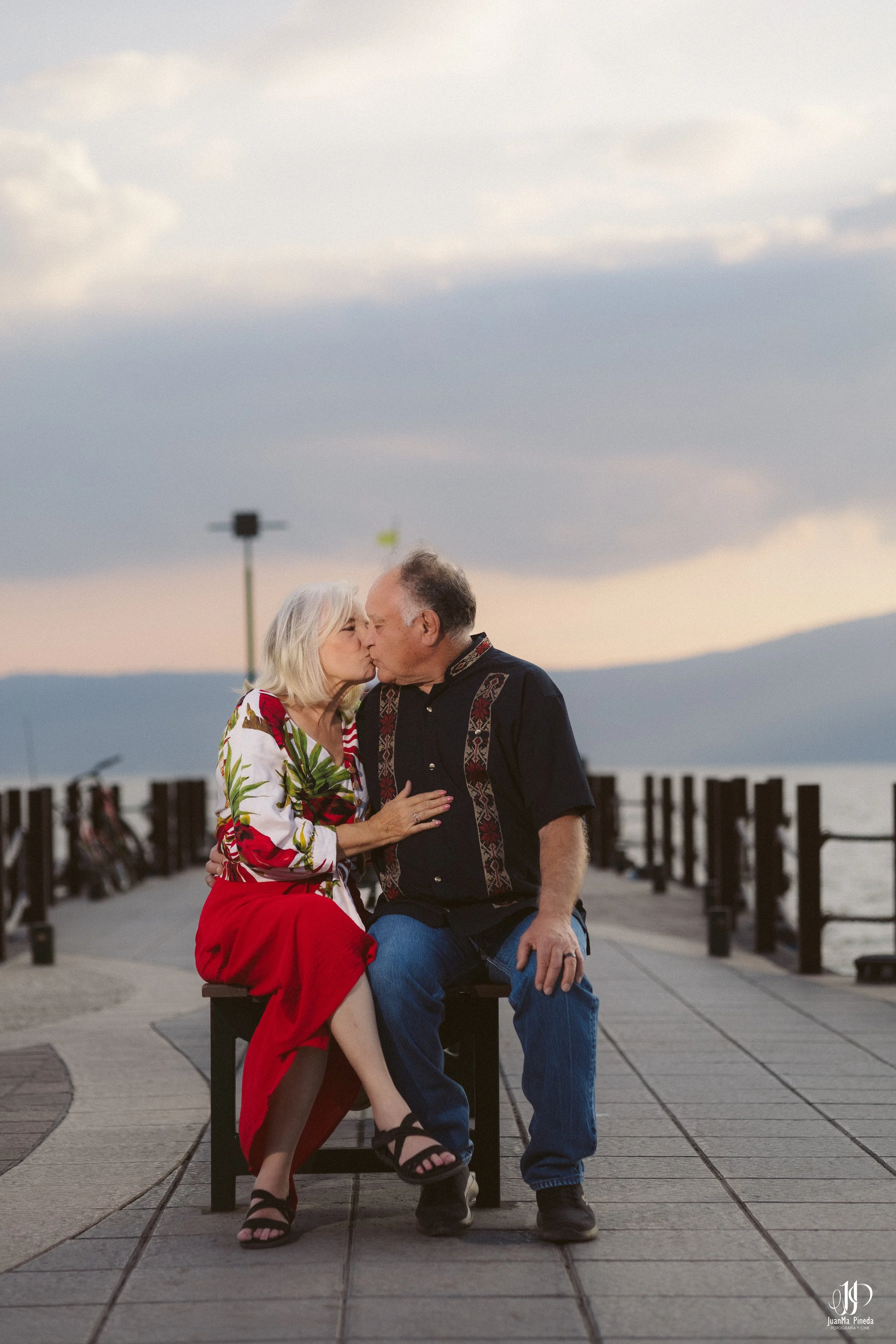 Family ties by the Lake: A Chapala Pier Photo Session 🌅