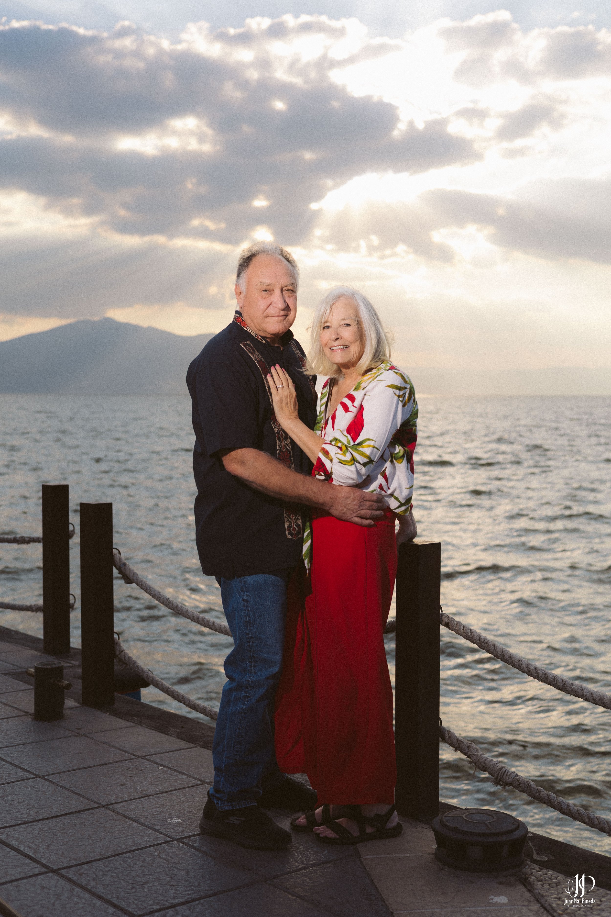 Family ties by the Lake: A Chapala Pier Photo Session 🌅