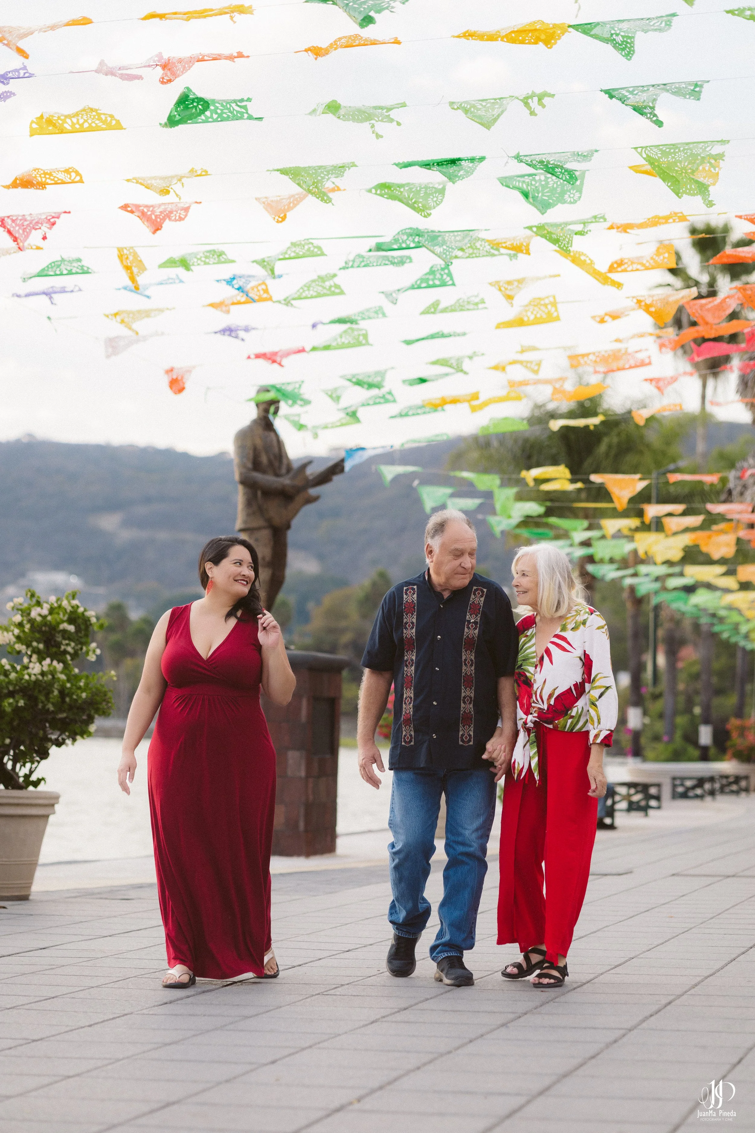 Family ties by the Lake: A Chapala Pier Photo Session 🌅
