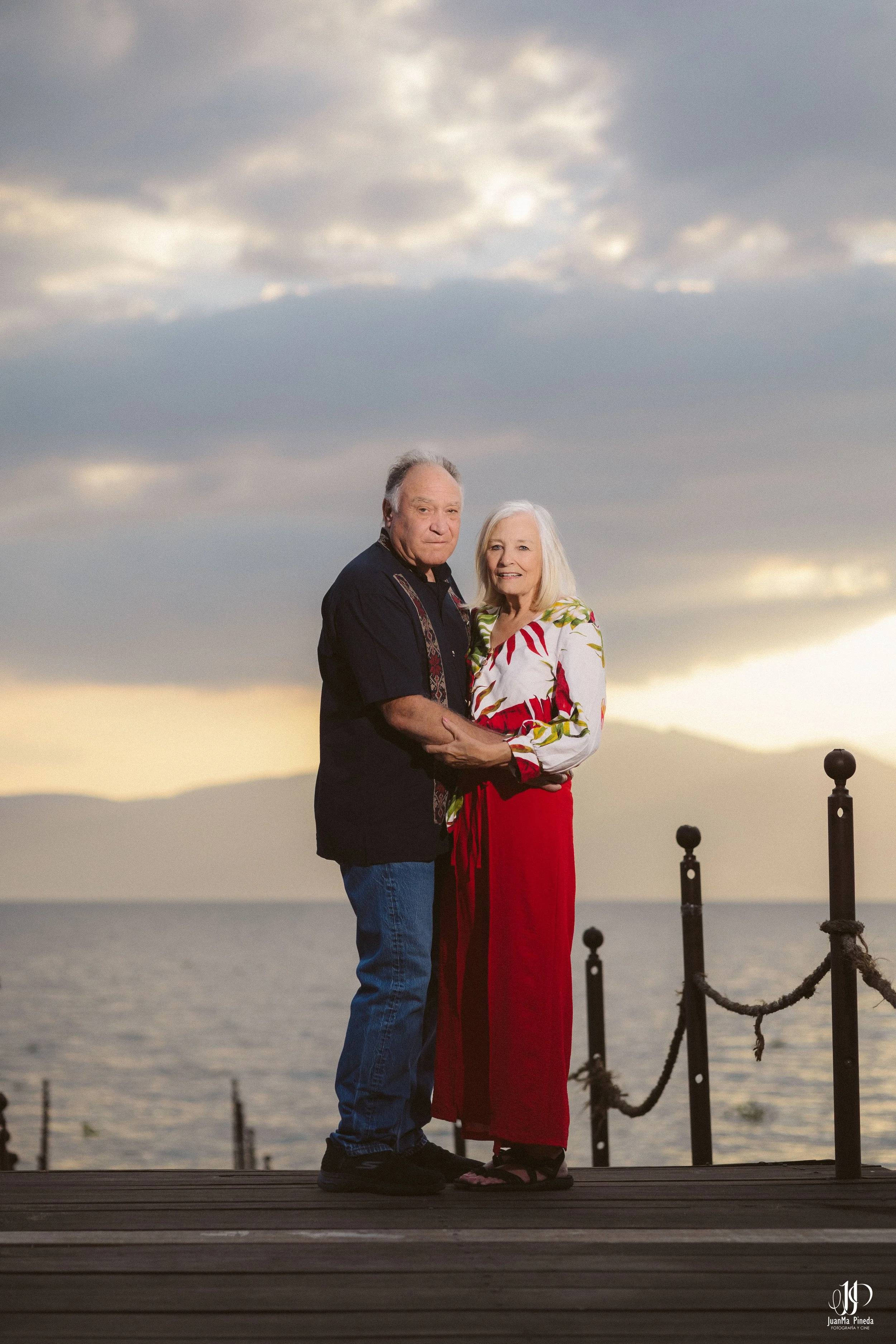 Family ties by the Lake: A Chapala Pier Photo Session 🌅