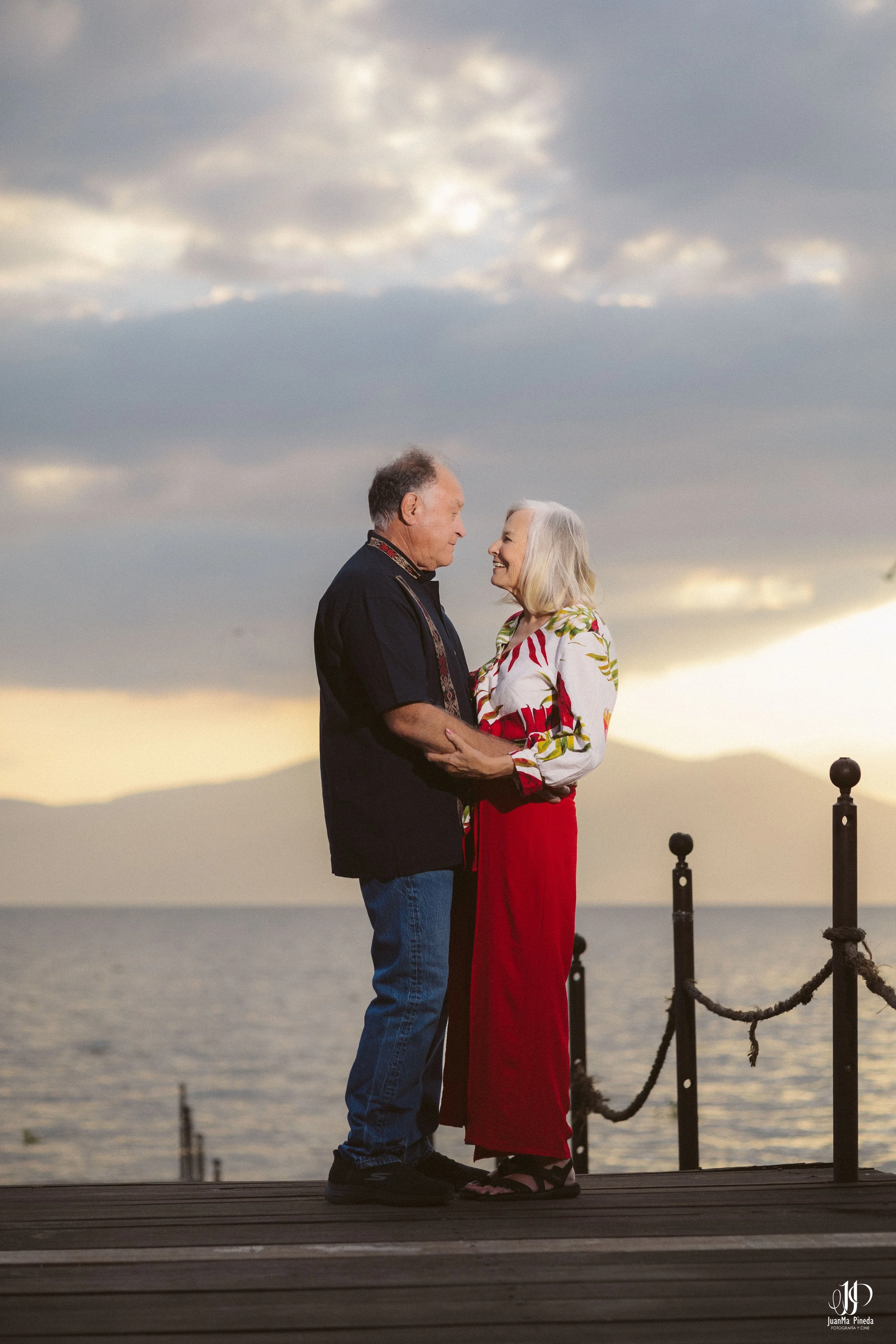 Family ties by the Lake: A Chapala Pier Photo Session 🌅