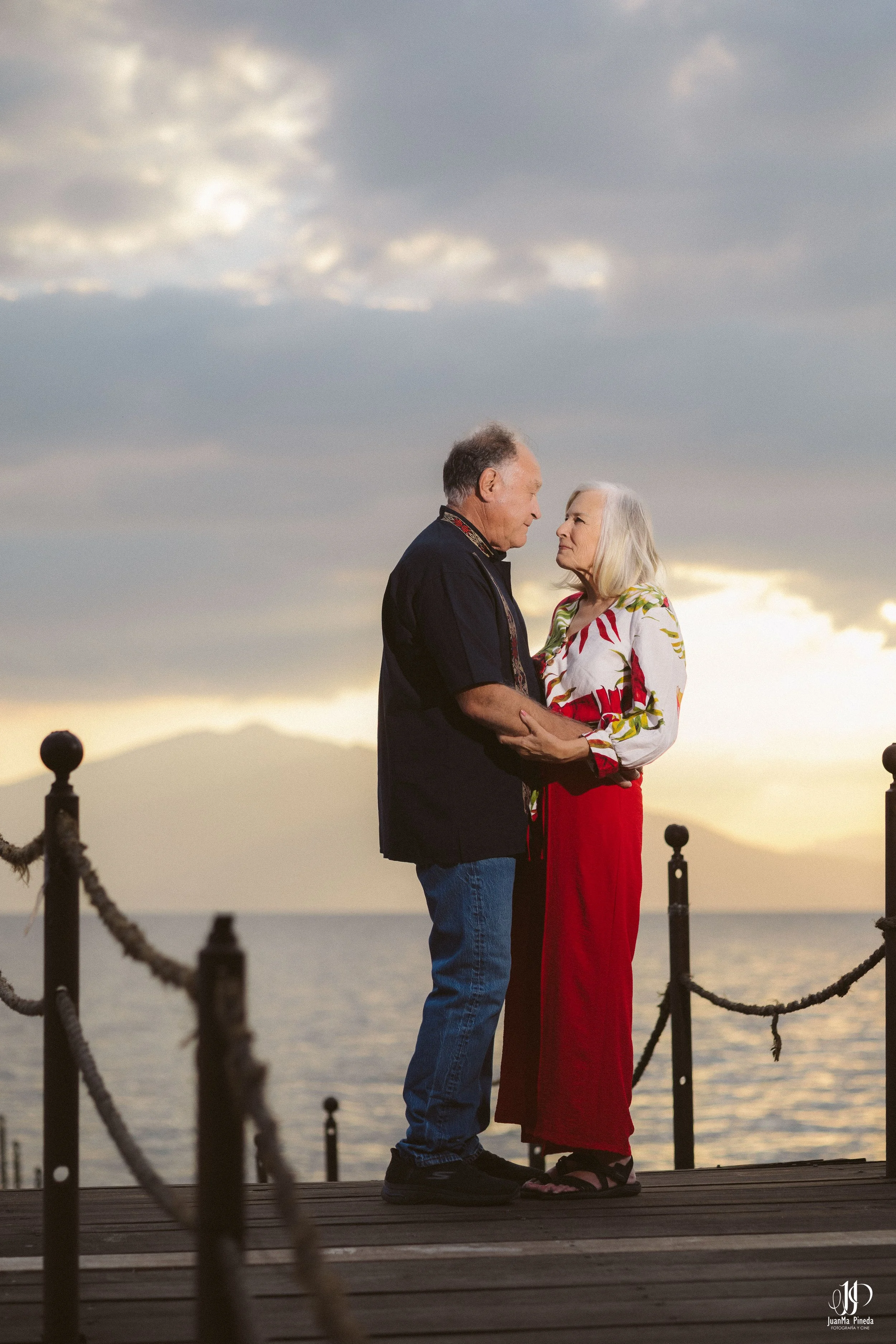 Family ties by the Lake: A Chapala Pier Photo Session 🌅