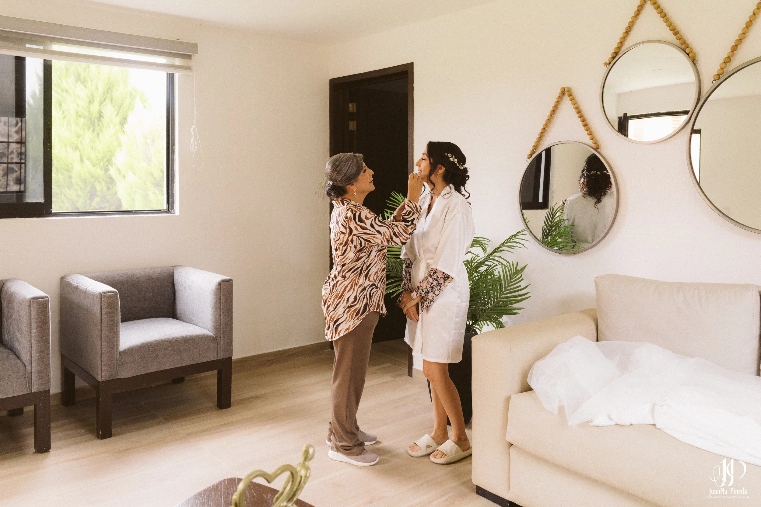 Getting+Ready+Bride-5.jpg