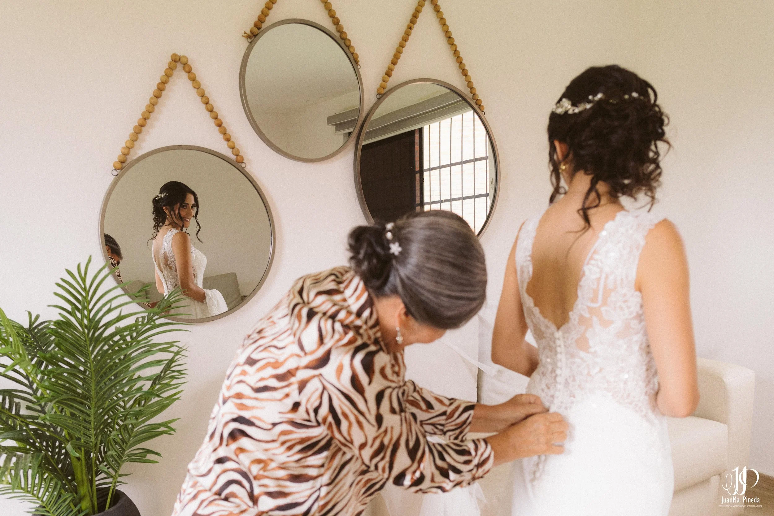 Getting+Ready+Bride-8.jpg