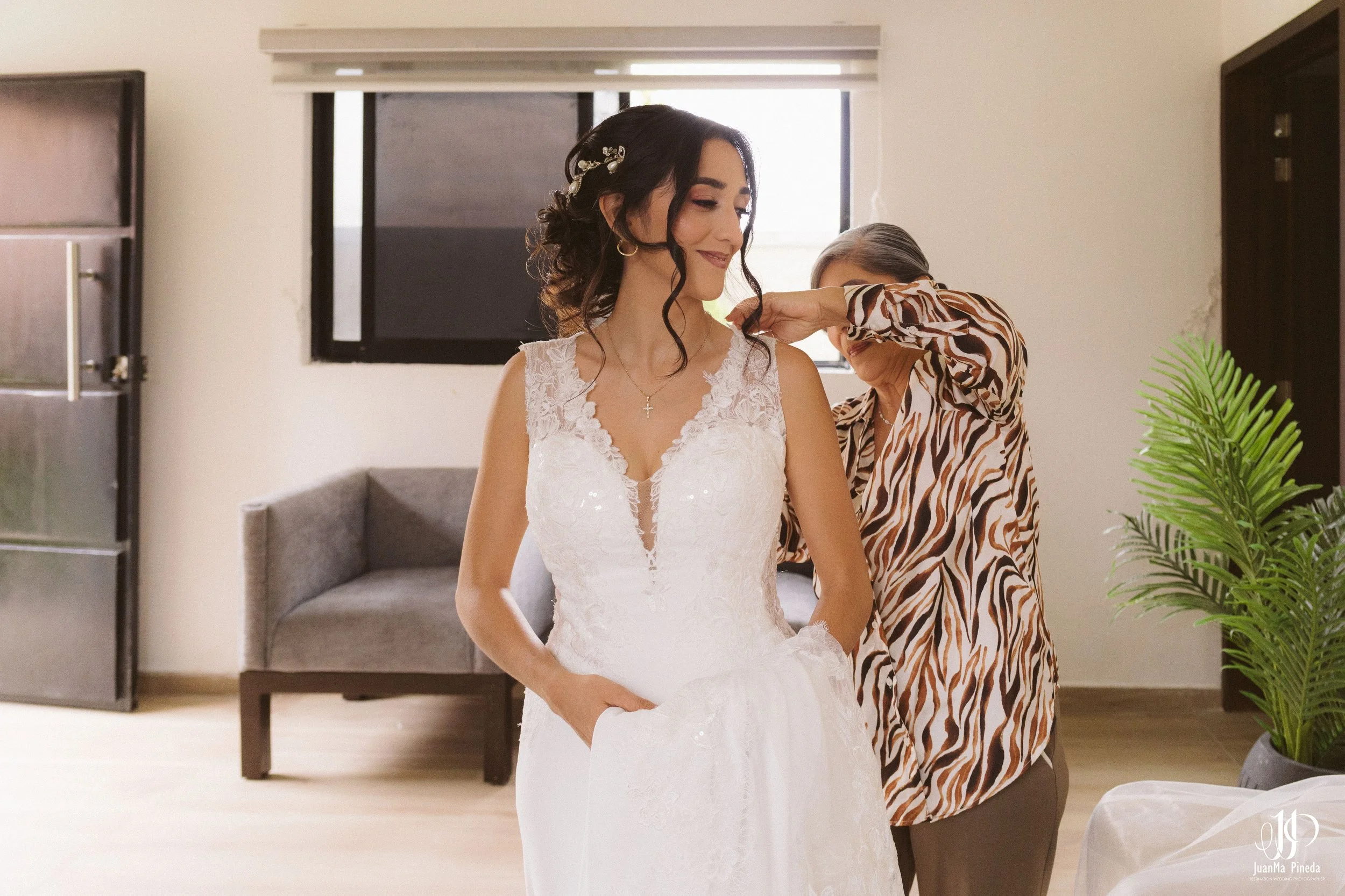 Getting+Ready+Bride-9.jpg