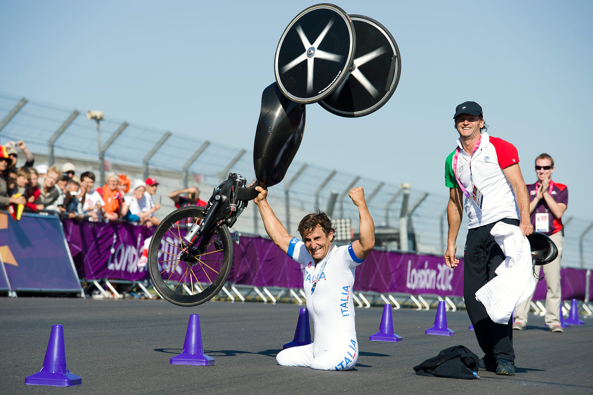 Спортсмен пришедший первым. Гонки инвалидов. Гонки на инвалидных колясках. Гонки на колясках для инвалидов. Лондон Паралимпийские игры 2012 фото.