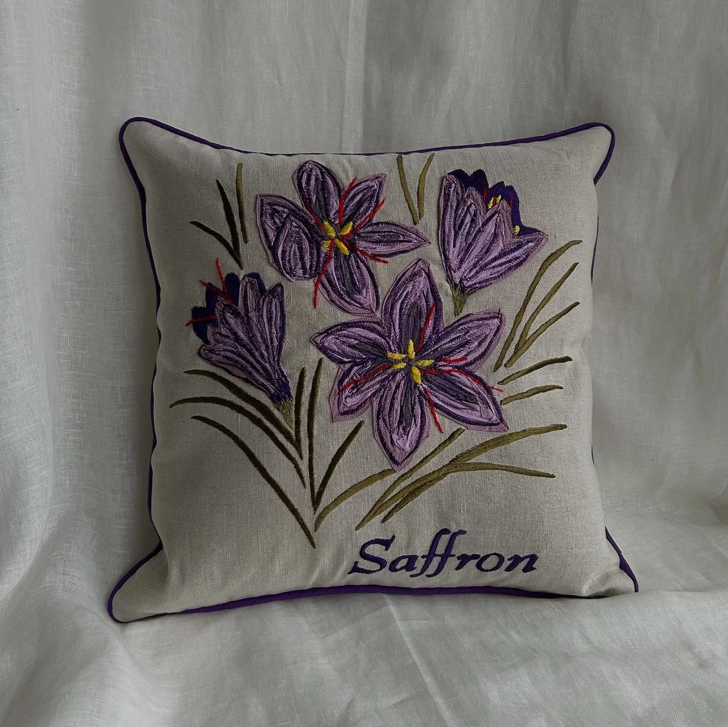I wanted to share my last commission of the year with you all, a bespoke design made for the baby daughter of @liana.agh - Saffron,  so of course the flower design had to be a Saffron flower 💜 Thank you Liana for trusting me with this lovely commiss