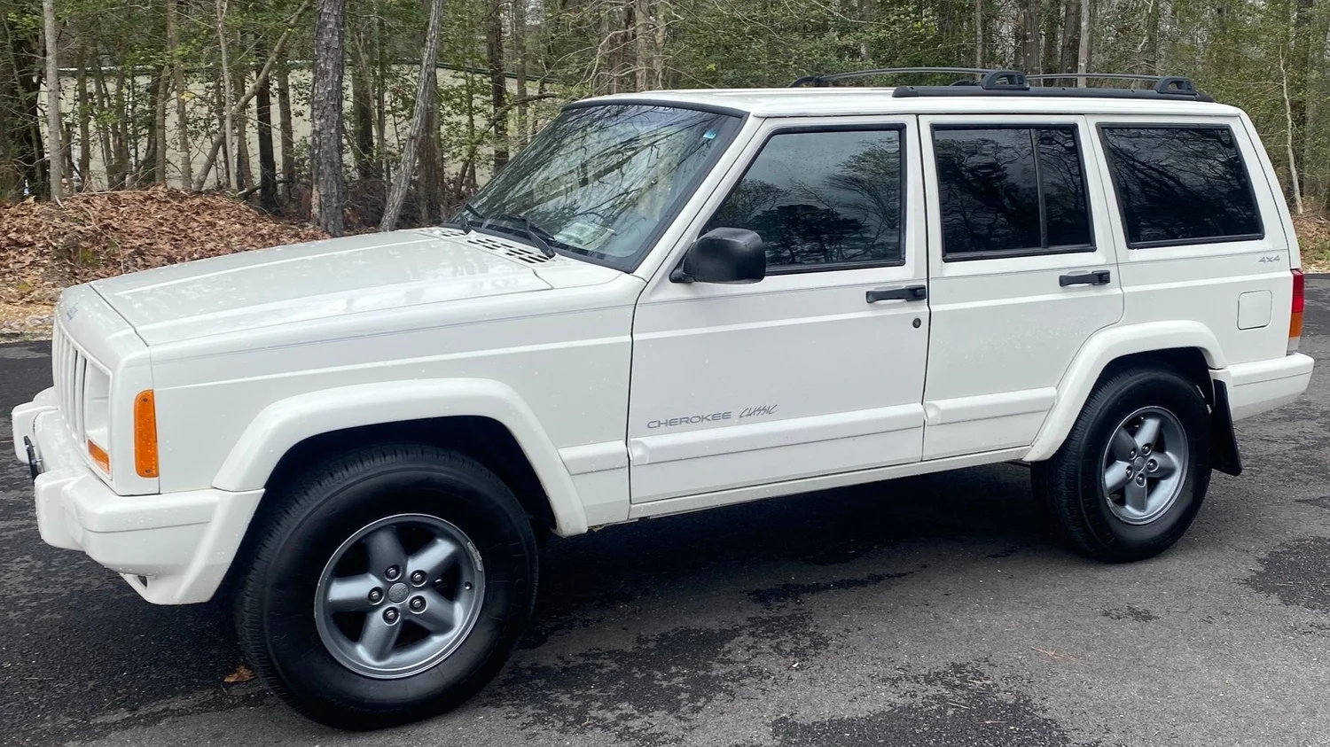 White Jeep Cherokee Xj