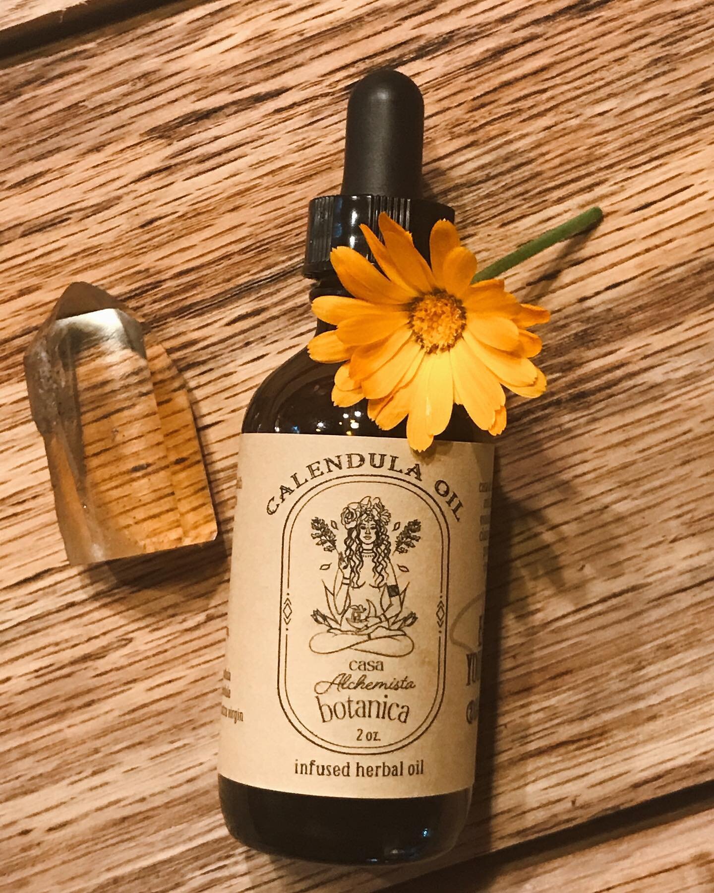 🌼 C͙A͙L͙E͙N͙D͙U͙L͙A͙ 🌼 is a bright, happy yellow-orange flower and favorite in the world of herbalism for its skin healing properties and ability to act as an all purpose medicine for many skin conditions.
🌼
I love to use Calendula oil as a daily/