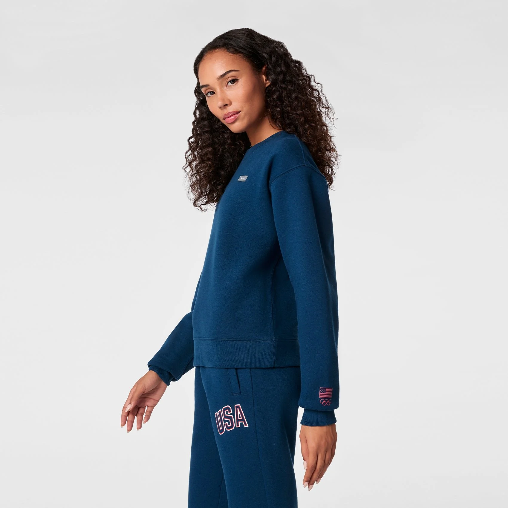 2025_Q4_11_TEAMUSA-BLUE_OFF-SHIFT-CREW-NECK-SWEATSHIRT_LAURYN_1833.jpg