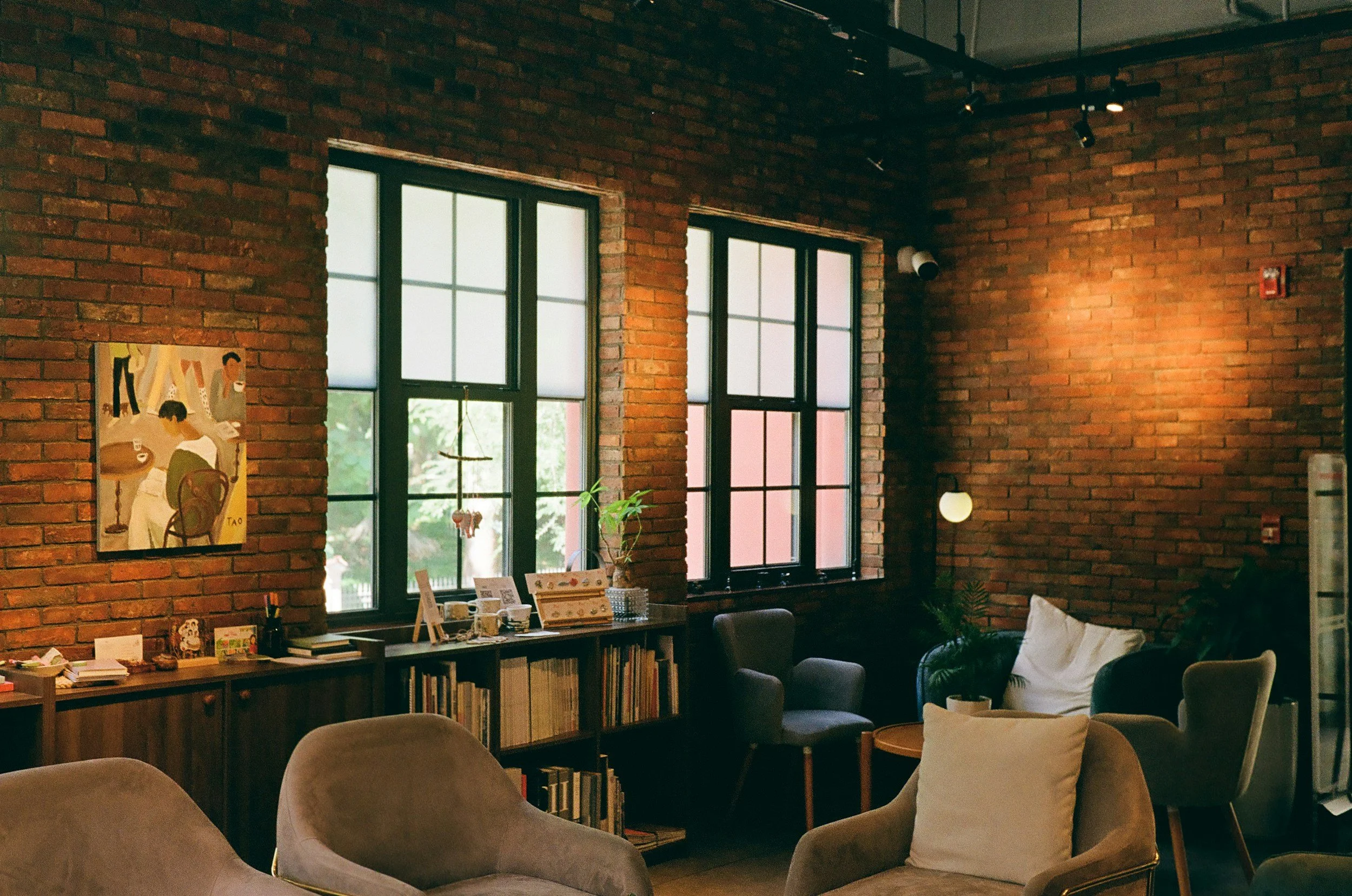 Calm, neutral image representing research-informed therapy for adults in Ontario