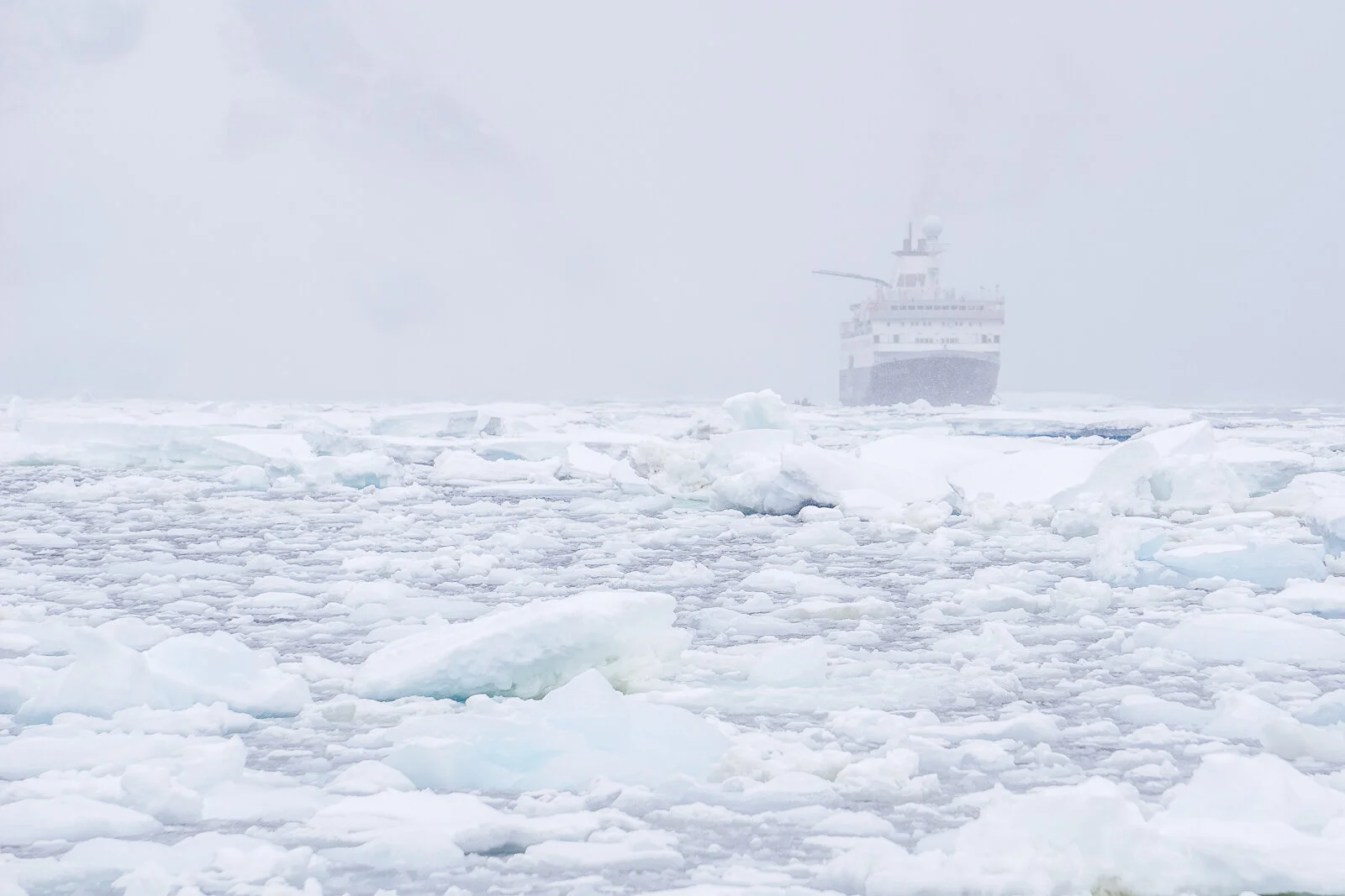 Shipe in foggy ice ©Dagny_Ivarsdottir-1.jpg