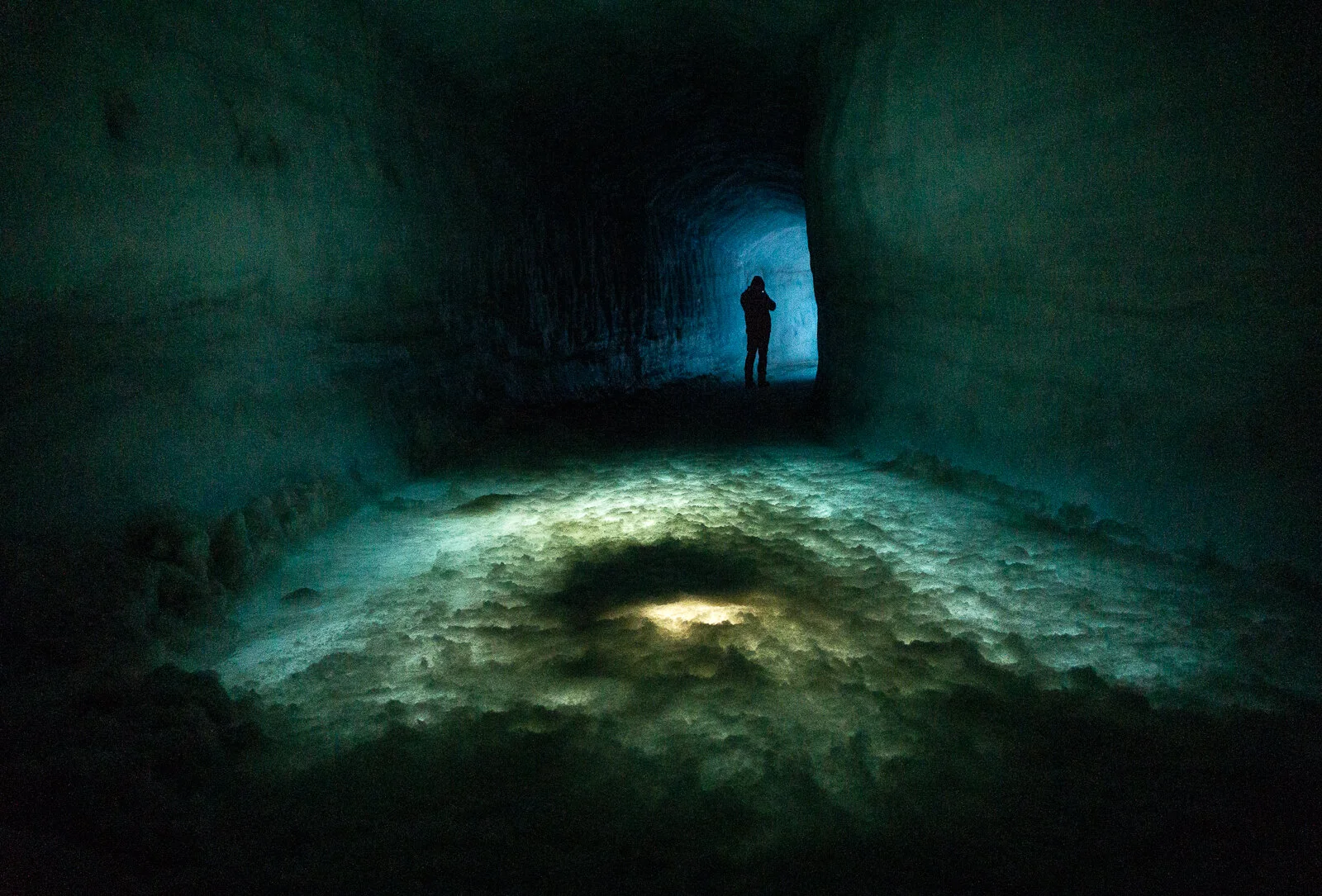 Dark Ice Cave  ©Dagny_Ivarsdottir-2.jpg