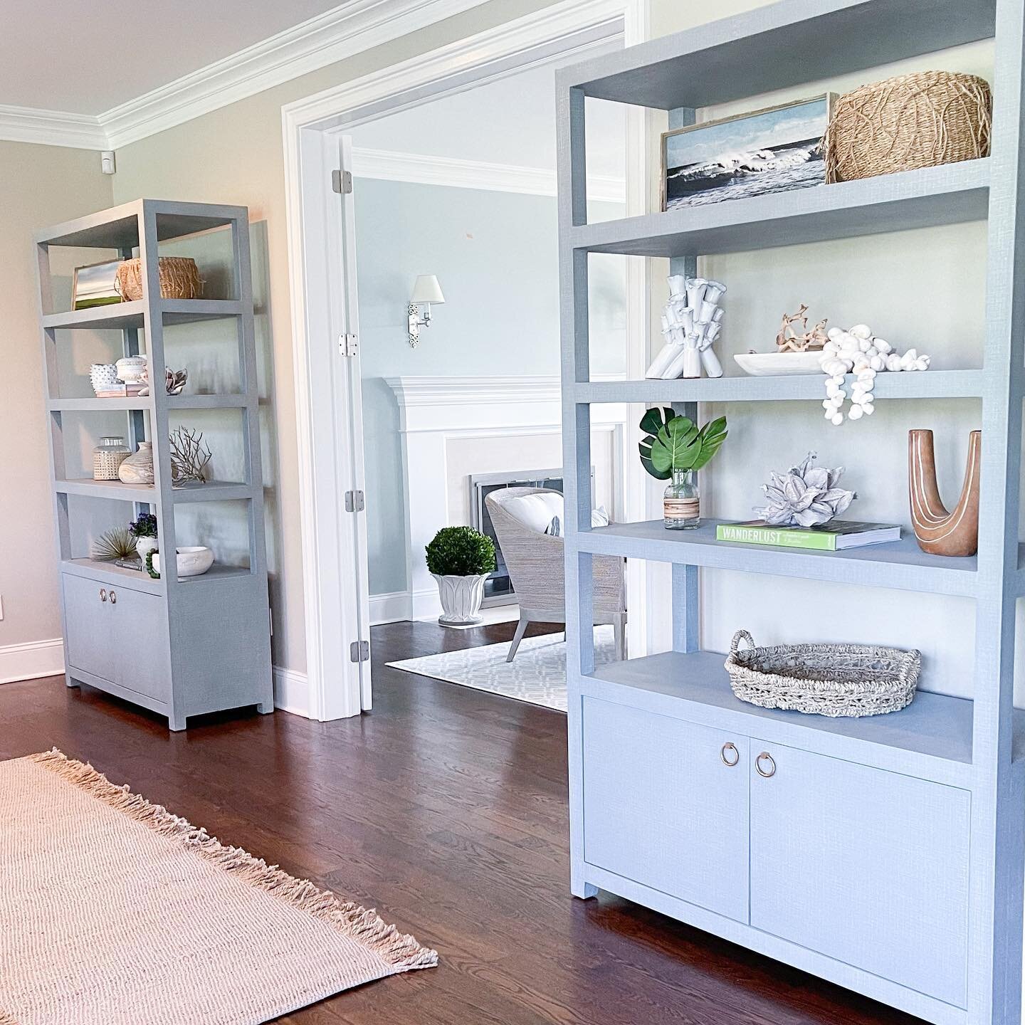 I hope you love this style install for these stunning @serenaandlily Driftway bookshelves as much as we do!  The Coastal blue linen is perfect for this beautiful home which has stunning ocean views!  And the family could not be sweeter!!! Lucky me!! 