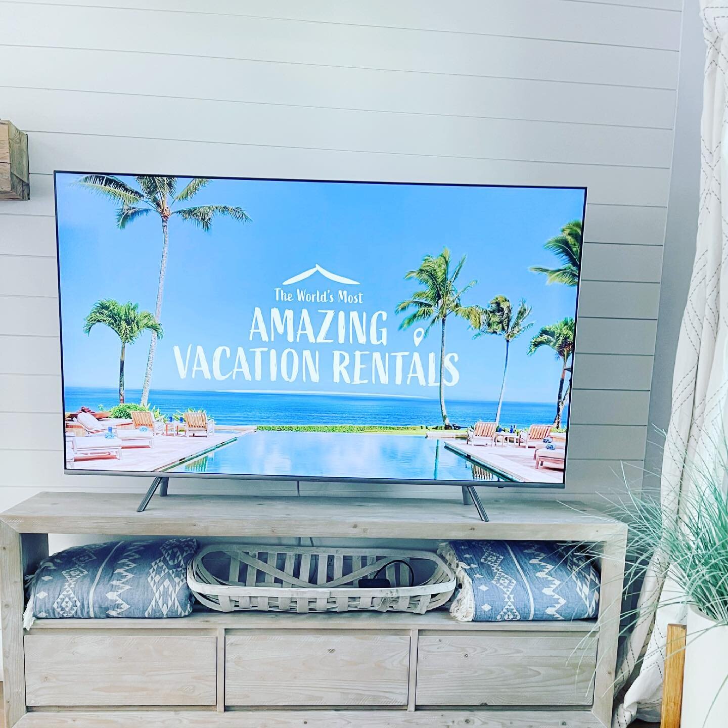 I have A HUGE RECOMMENDATION for you guys!!! 

The World&rsquo;s Most Amazing Vacation Rentals show on @netflix is incredible!!!!! It&rsquo;s magical, breathtaking and a get-away experience with each episode!  The creators and hosts take you to diffe