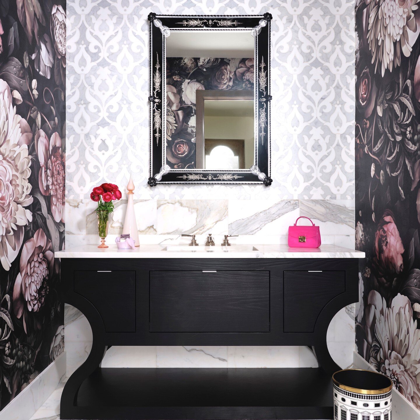 It wouldn&rsquo;t be wallpaper Wednesday without @elliecashmandesign&rsquo;s giant floral print. We&rsquo;re loving the drama of the Dark Floral II at 200%, big and bold and the perfect counterpoint to the marble finishes and custom Venetian mirror. 