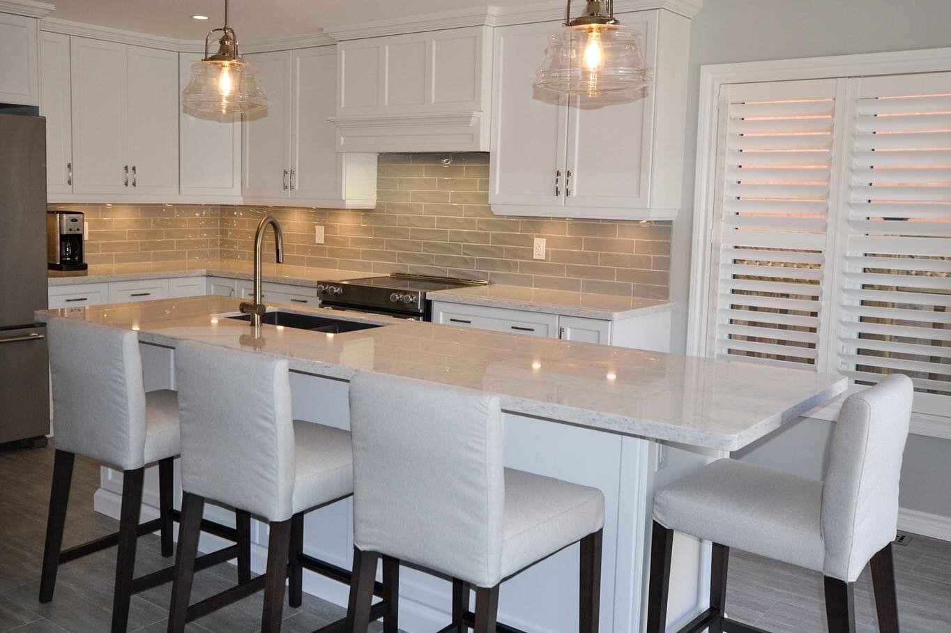 #BEFOREANDAFTER This kitchen renovation by the PM Interiors team brought light into this outdated space. We opened up a wall, added an island and improved the overall flow of this space for an impressive transformation!