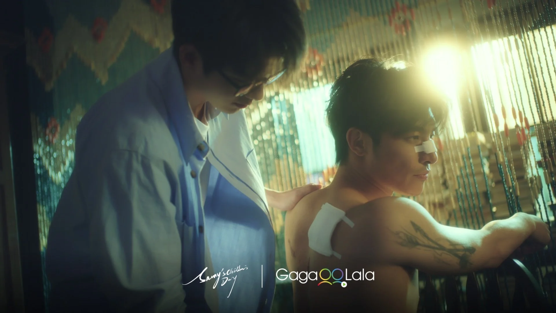 2男躲追殺擠狹窄角落…年下攻「起生理反應」　裸身接觸畫面曝光！