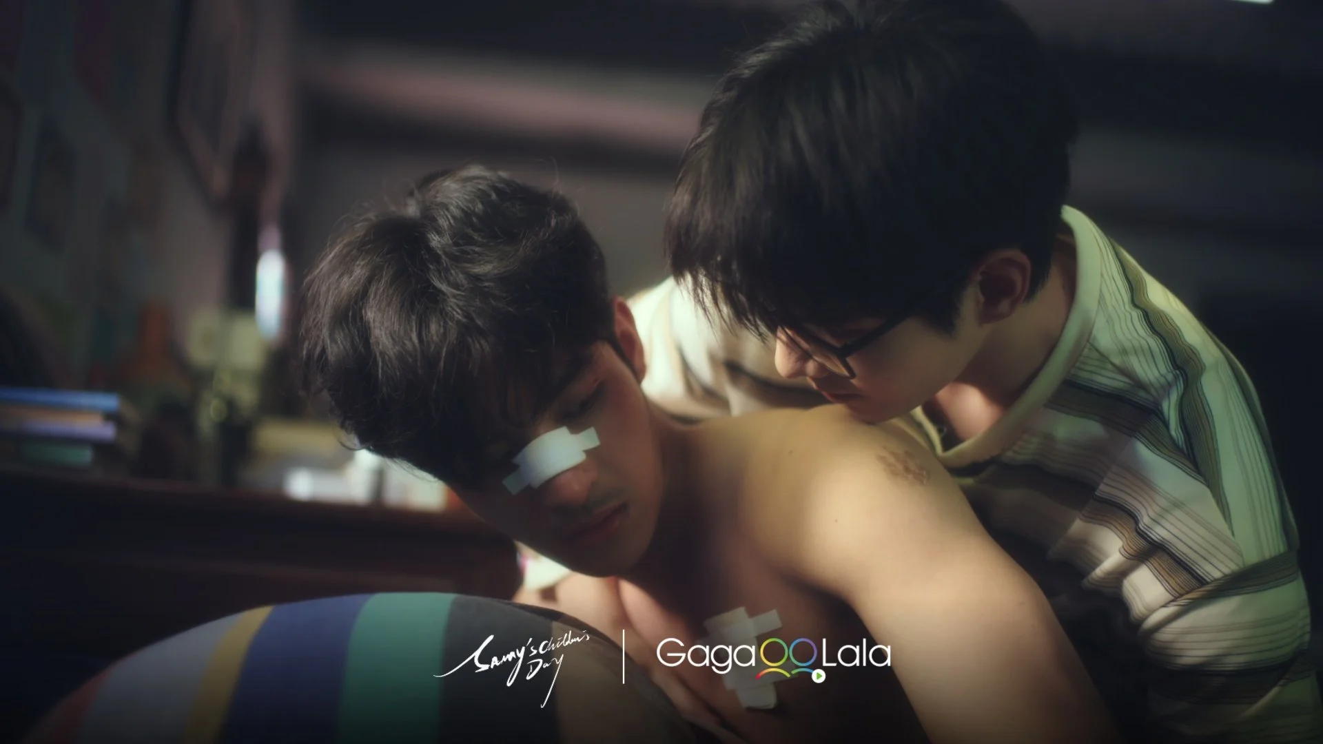 何昶希幫何衍朝擦澡...手害羞鑽進屁股 被霸氣摀嘴保護勾起慾望突起生理反應