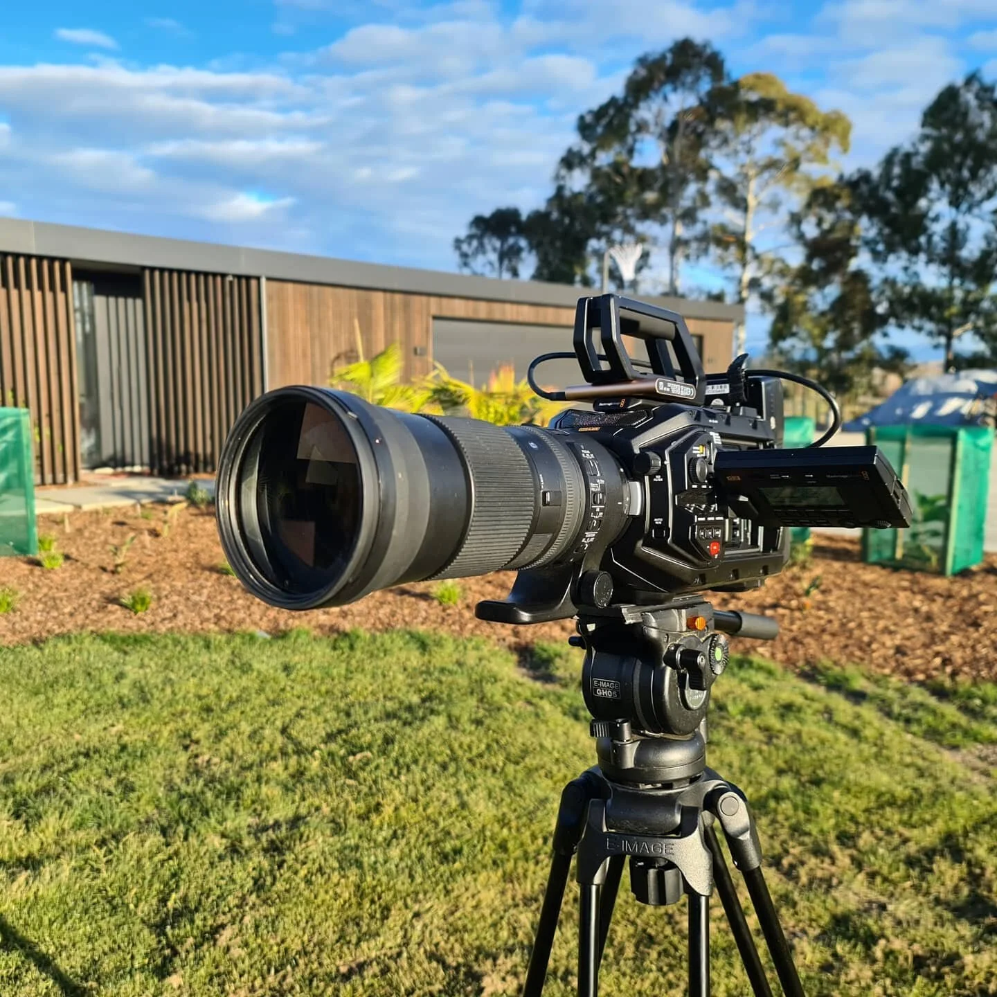What a sunset 🌇!!
.
Shooting a stunning architectural build for @salter_builders this evening. Amazing home...Amazing light...whats not to love!
.
@ursamini
@sigmaphotonz @swit_global #architecturephotography #architecturevideo #behindthescenes🎬 #onset #filmmakerslife #ursaminipro #blackmagicdesign #sigma #nelsonnz #nelsonshines #newzeland #nzvideographer #videographers