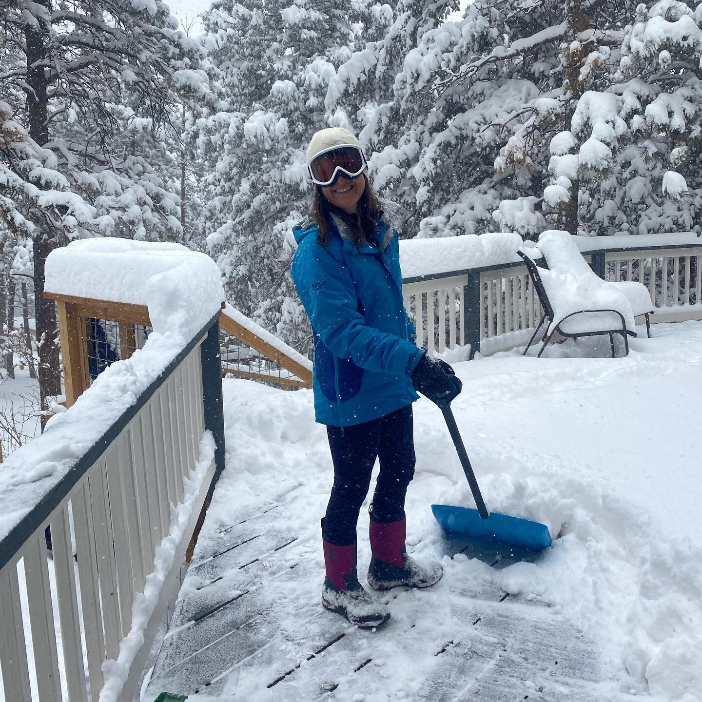 Sometimes shoveling calls for ski goggles! This is the first of three times shoveling today 🤷🏻&zwj;♀️
.
.
.
.

#exploreyourlife #optoutside #smithgoggles #outdooradventures #outdoorresearch #coloradolife #snowstorm2021 #mountainlife #naturelover #c