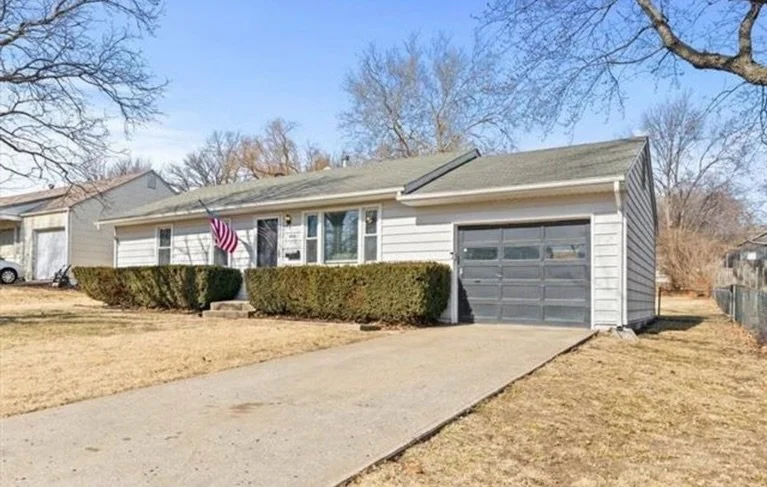 ✨Just Listed by LRE in Waldo!✨ 

3 bedrooms, 1 bathroom, 900 sq ft 
$250,000 🏡
.
.
Details below ⬇️ reach out to schedule a showing!

426 W 87th Street Kansas City, MO 64114 🏡

Charming and impeccably maintained ranch on a large lot in popular Wald