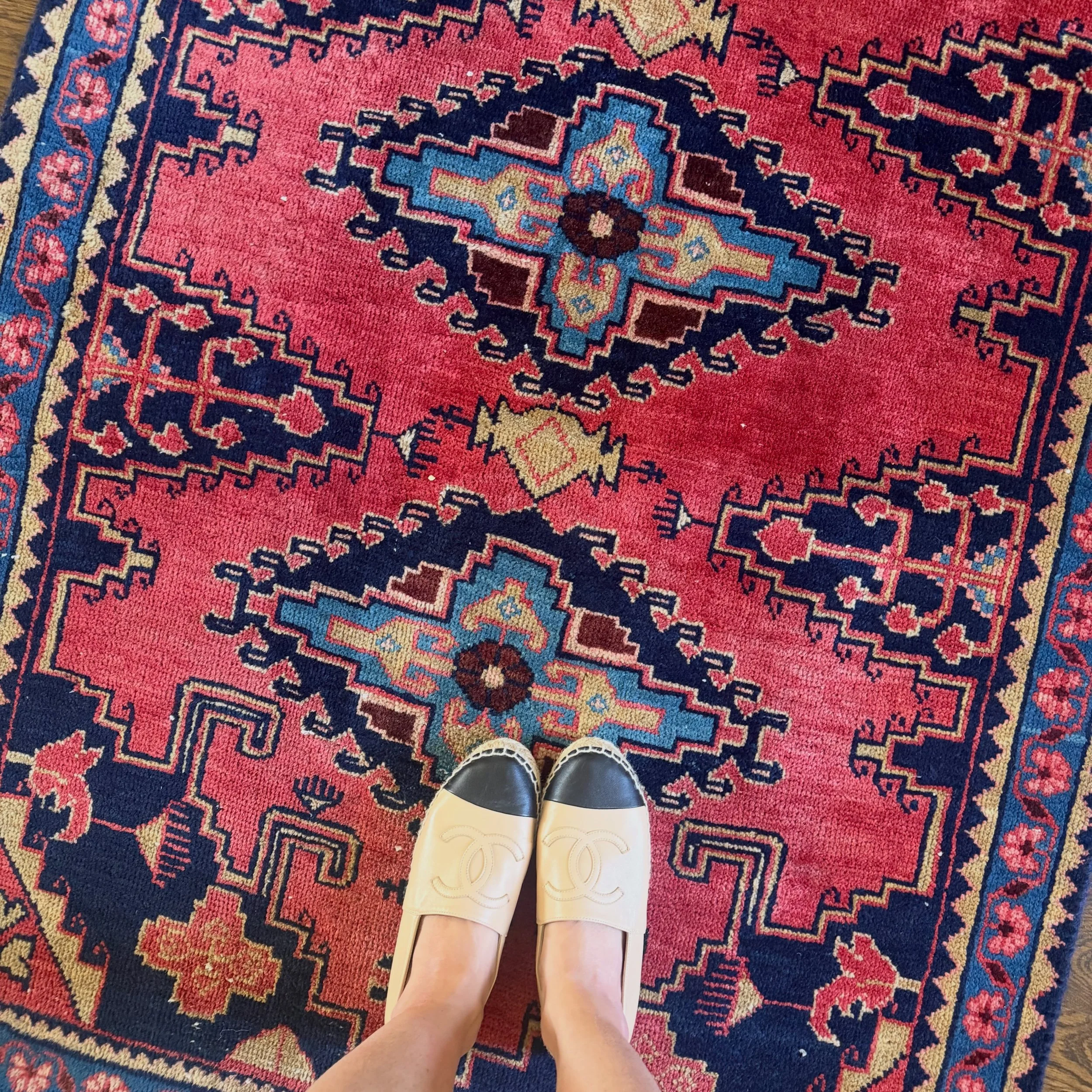 How beautiful is this fun colored vintage rug I found!! I&rsquo;ve been embracing more colors in my home, and it makes my house feel so much happier!🩷✨🩵✨💛