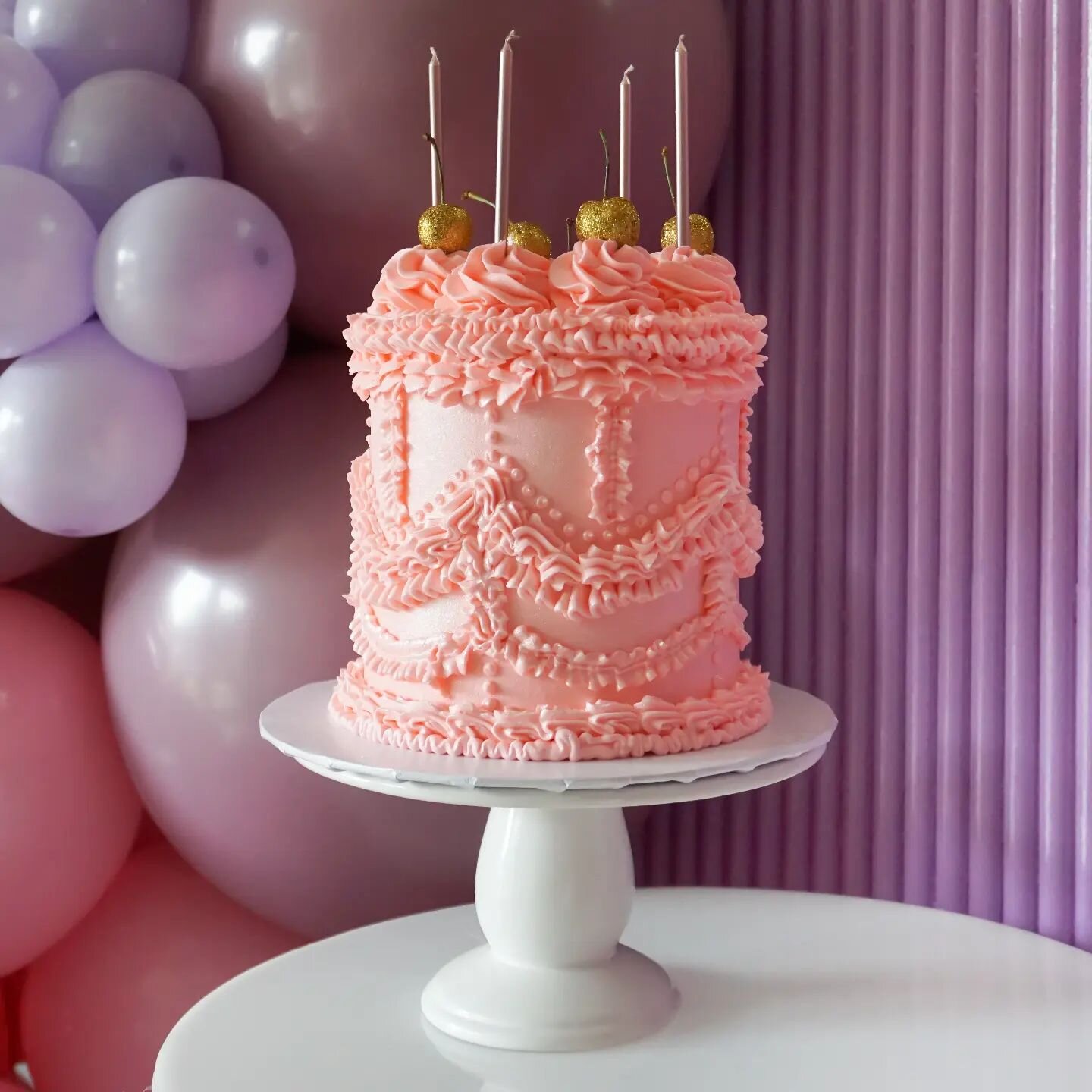 Life is always sweet when your mom is an expert baker!  I can't get over this beautiful cake created by @myrosiecakes 😍 #sweet16 #eventphotography #alicethecreative