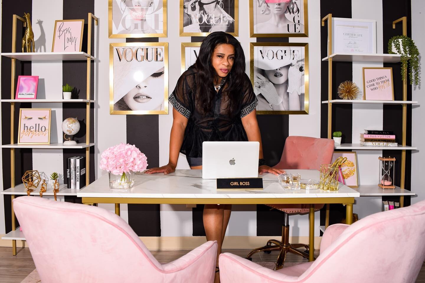 It&rsquo;s Monday&hellip;.where your boss at? 
#girlboss #picturejunkyhtx #alicethecreative